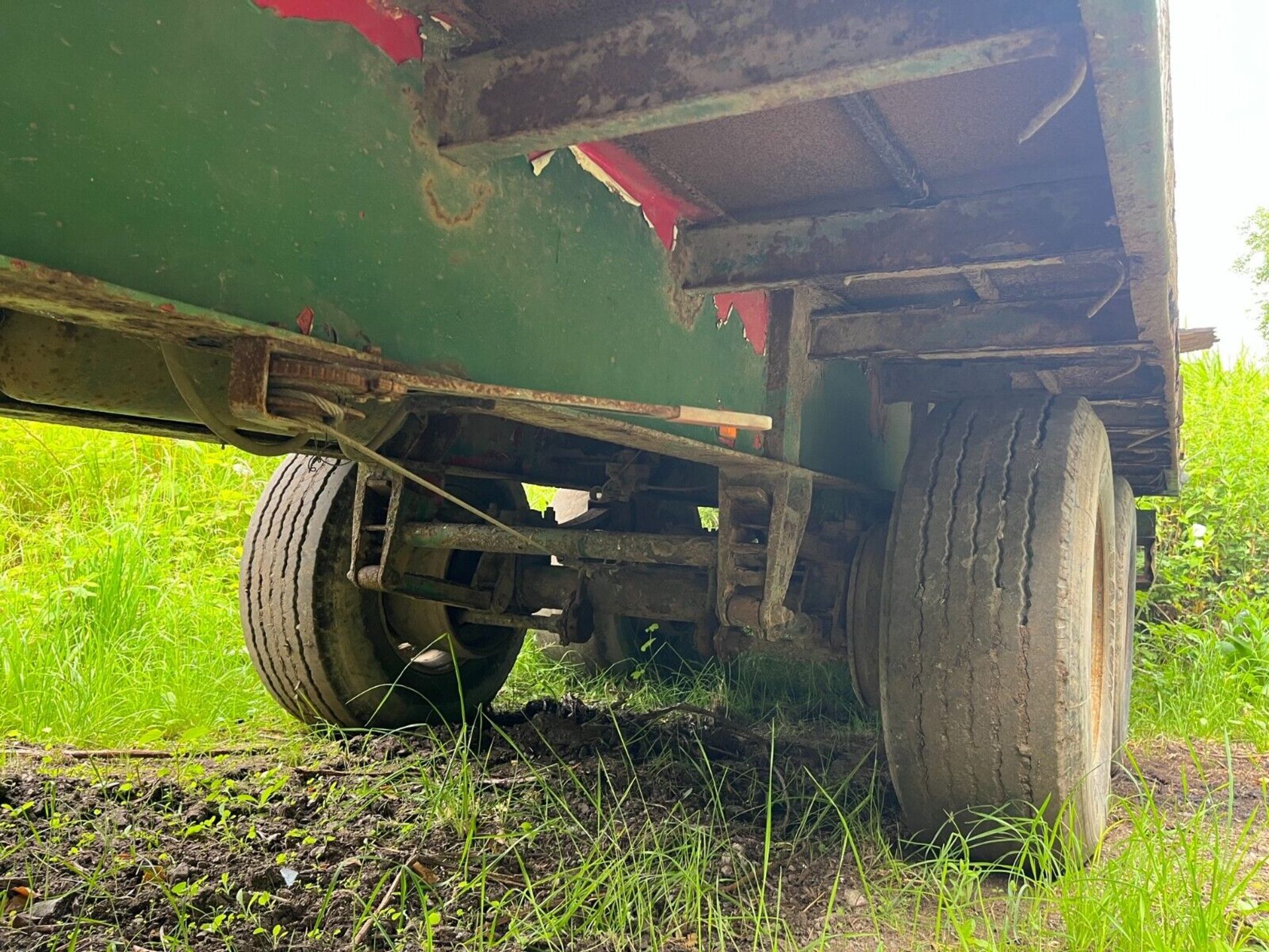 26 FOOT LONG FLAT BALE TRACTOR TRAILER AIR / HYDRAULIC BRAKES SPRUNG DRAWBAR - Image 5 of 11