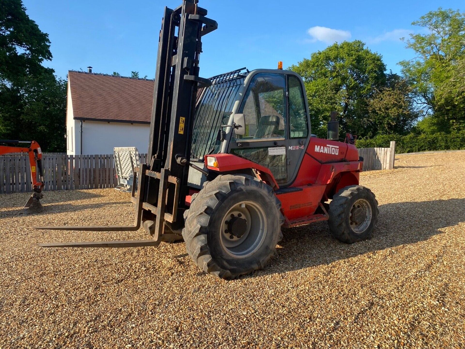 2010 MANITOU M26-4: ROBUST, WELL-MAINTAINED FORKLIFT - Image 2 of 12