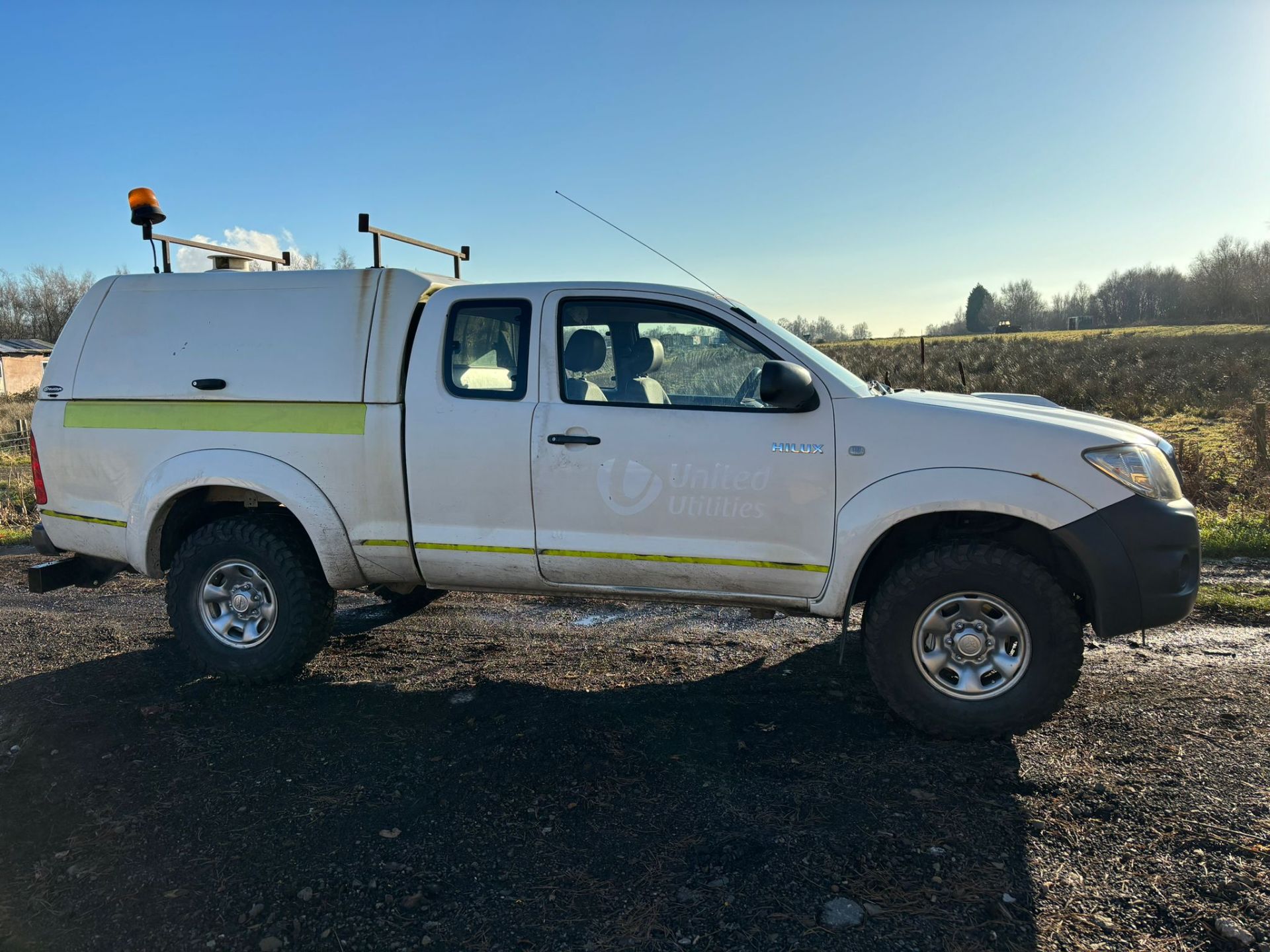 TOYOT HILUX 2011 KING CAB PICKUP TRUCK - Image 15 of 15