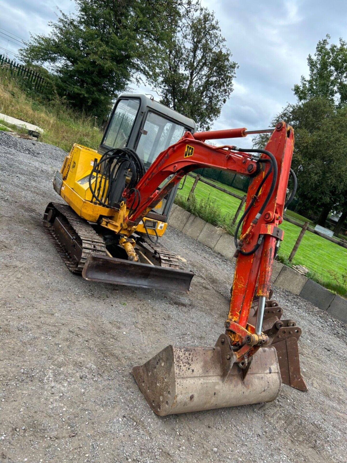 SOLID TRACKS, STRONG DIGGER: 1994 JCB 803 WITH PERKINS ENGINE - Image 8 of 14