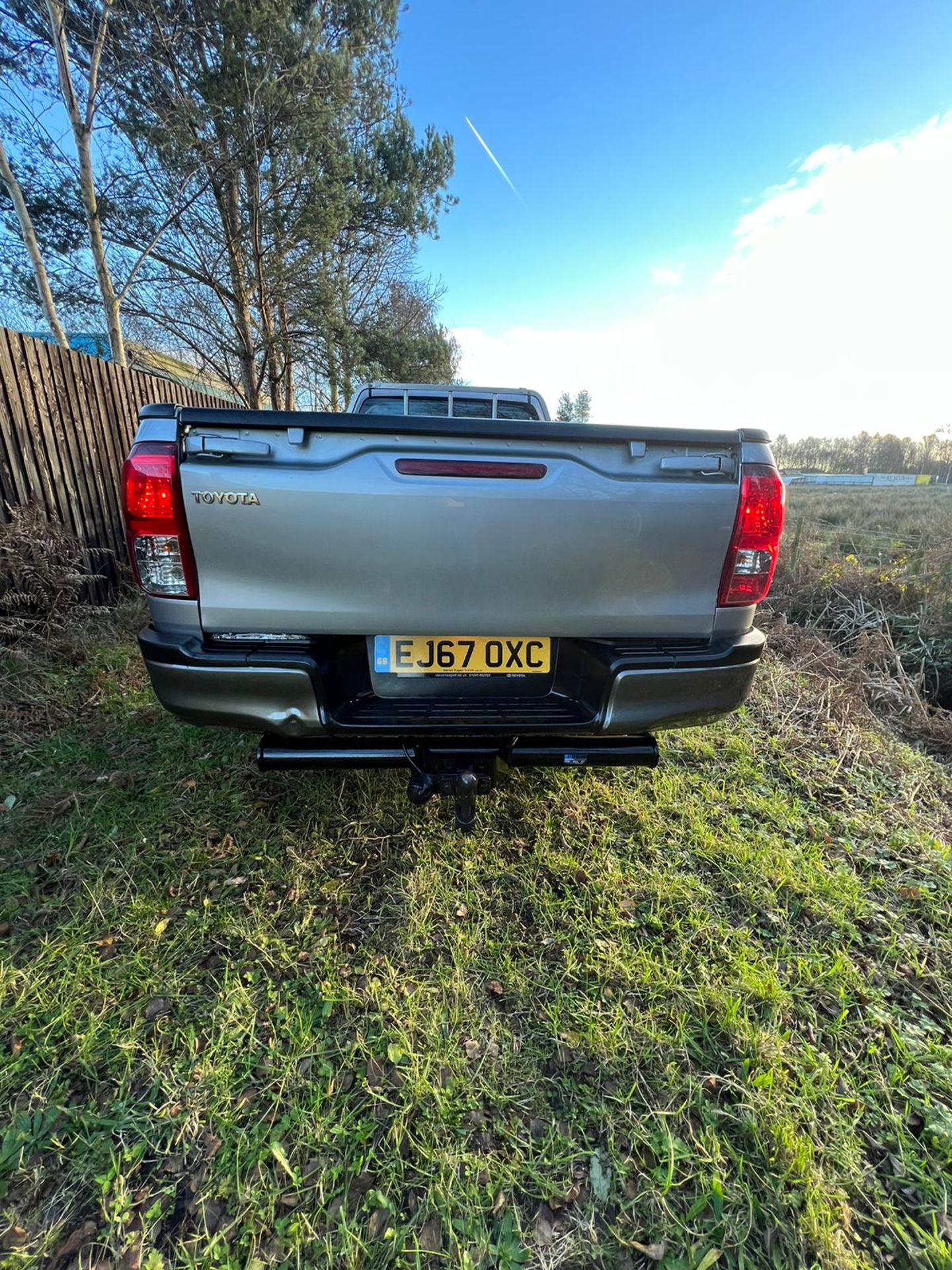 **(ONLY 98K MILEAGE)** 2017 TOYOTA HILUX SINGEL CAB - Image 12 of 17