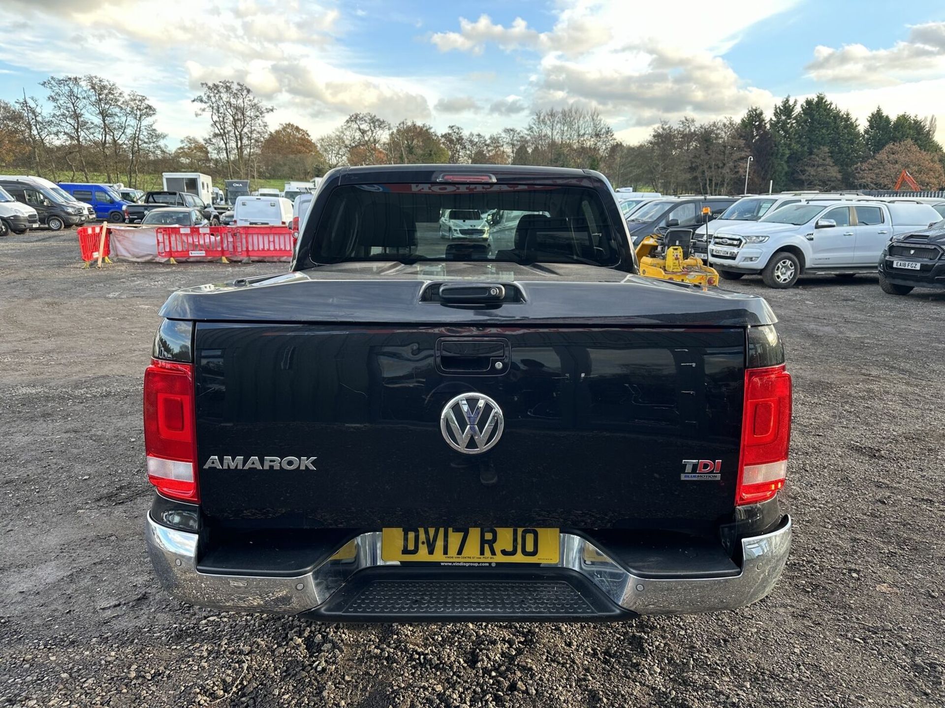 POWERFUL WORKHORSE: 2017 AMAROK HIGHLINE 4X4 DIESEL AUTO MOT NOV 2024 - NO VAT ON HAMMER - Image 17 of 18