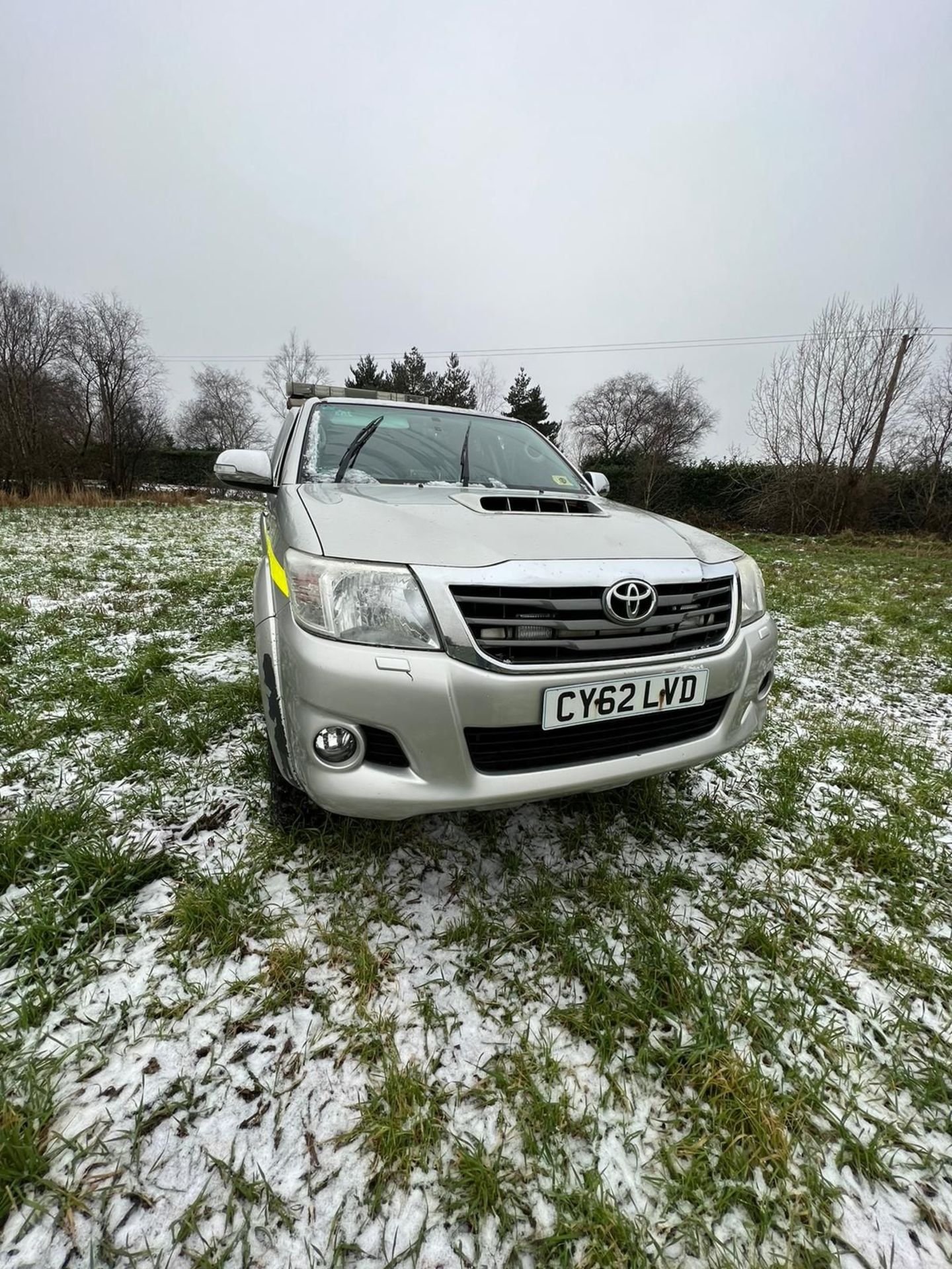 TOYOTA HILUX INVINCIBLE PICKUP TRUCK 4X4 - Image 3 of 15