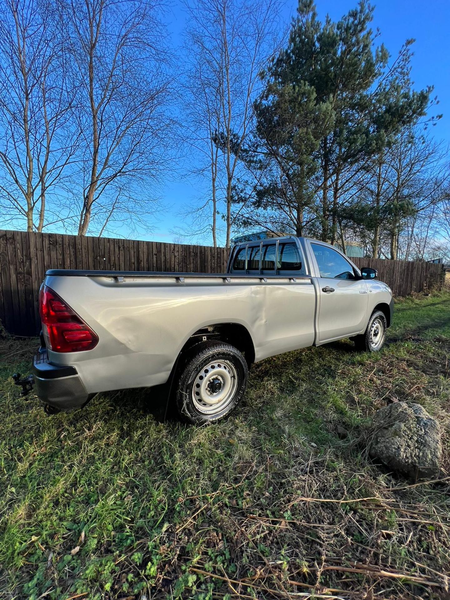 **(ONLY 98K MILEAGE)** 2017 TOYOTA HILUX SINGEL CAB - Image 8 of 17