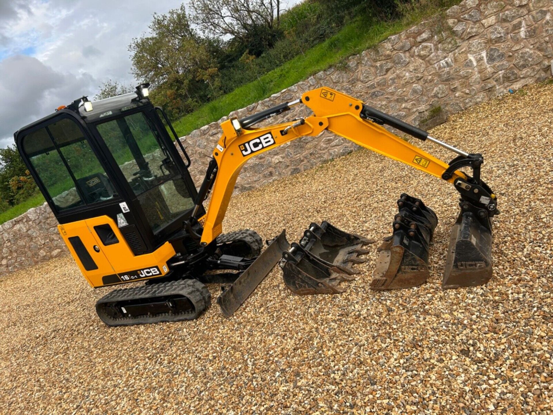 ALMOST NEW: 2022 JCB 16C-1 DIGGER WITH ONLY 160 HOURS - Image 3 of 15