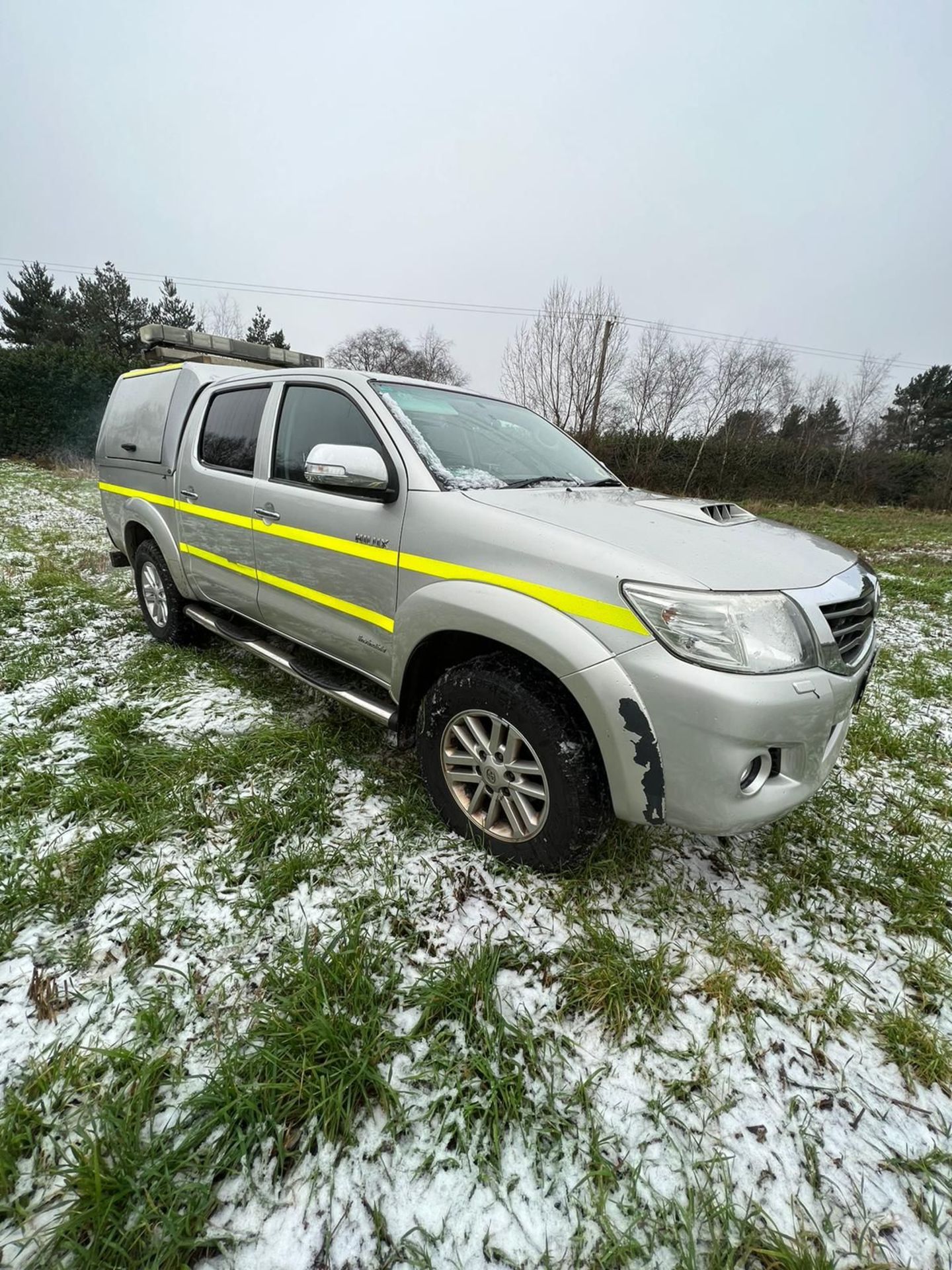 TOYOTA HILUX INVINCIBLE PICKUP TRUCK 4X4