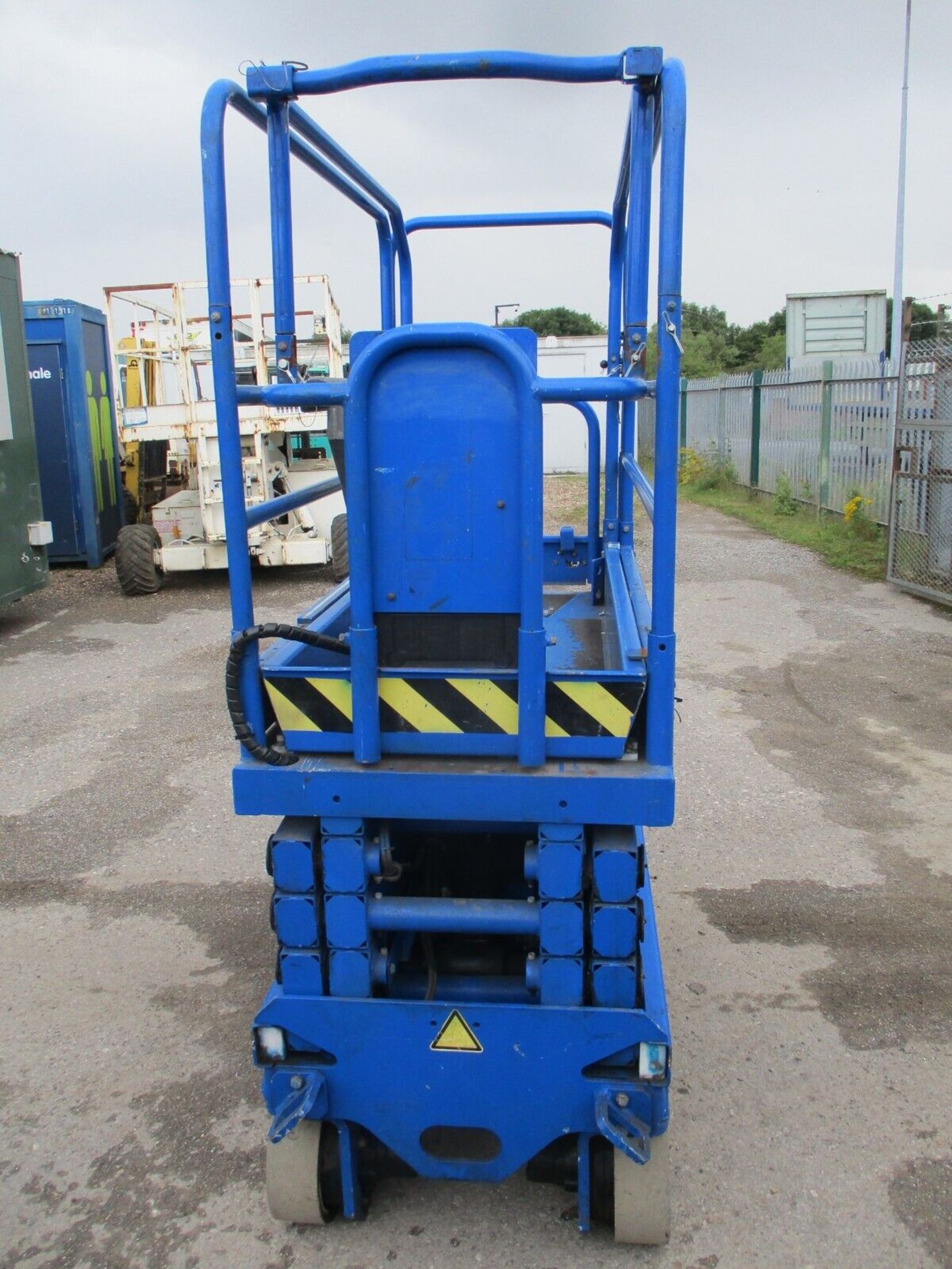 2007 UPRIGHT MX19 SCISSOR LIFT ACCESS PLATFORM CHERRY PICKER GENIE 3219 SKYJACK - Image 9 of 11