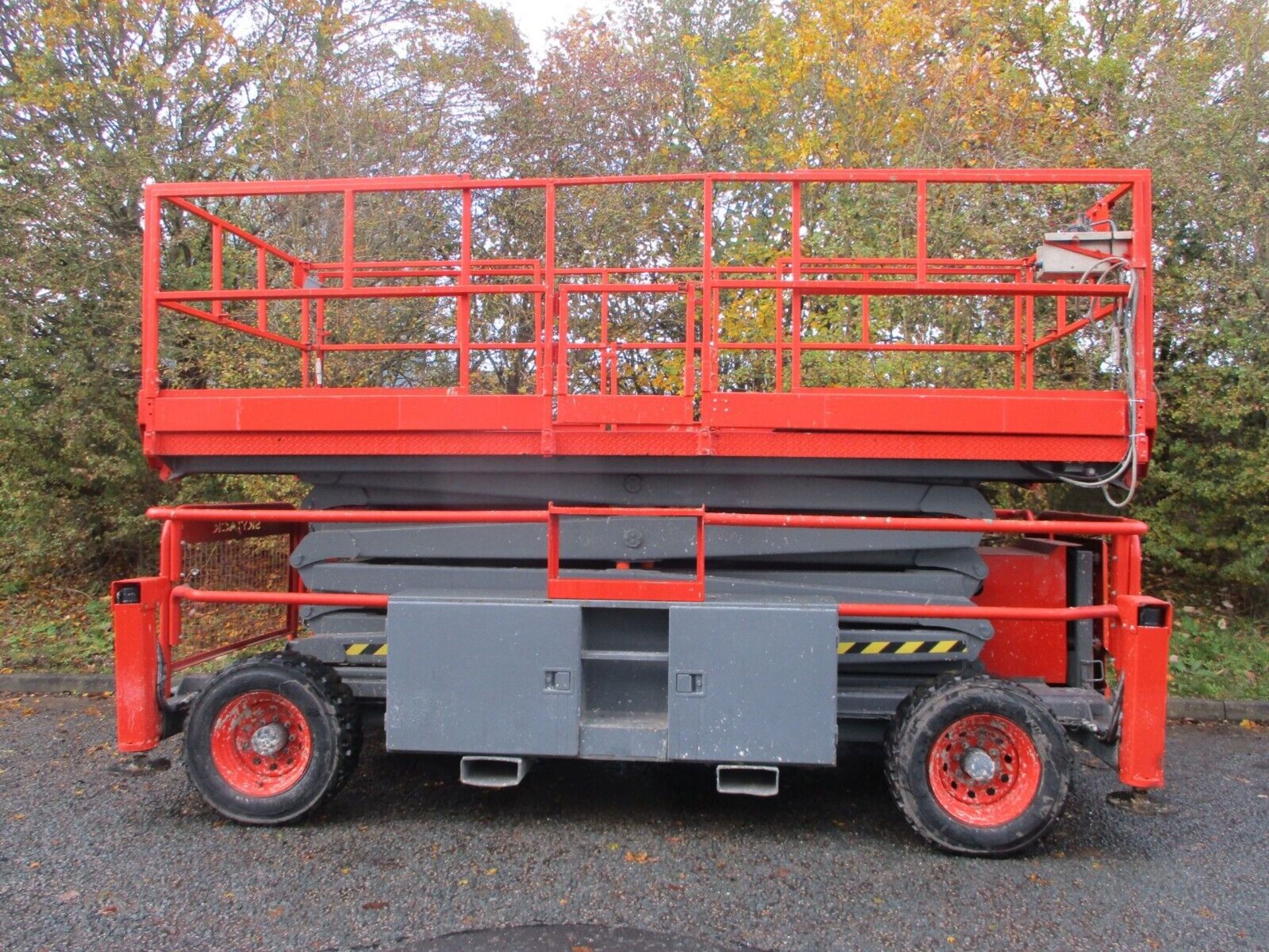 2015 SKYJACK SJ9241 SCISSOR LIFT - Image 4 of 14