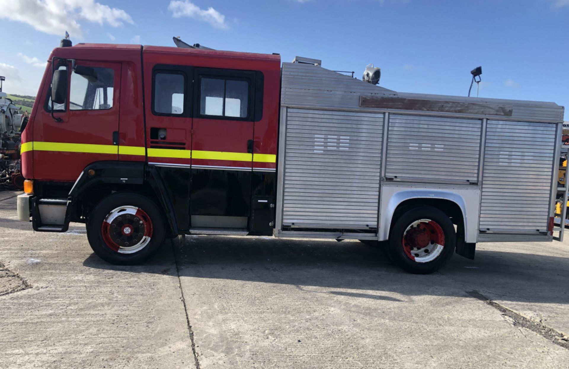 LEYLAND FRIEGHTER 1718 FIRE TENDER TRUCK - Image 2 of 11
