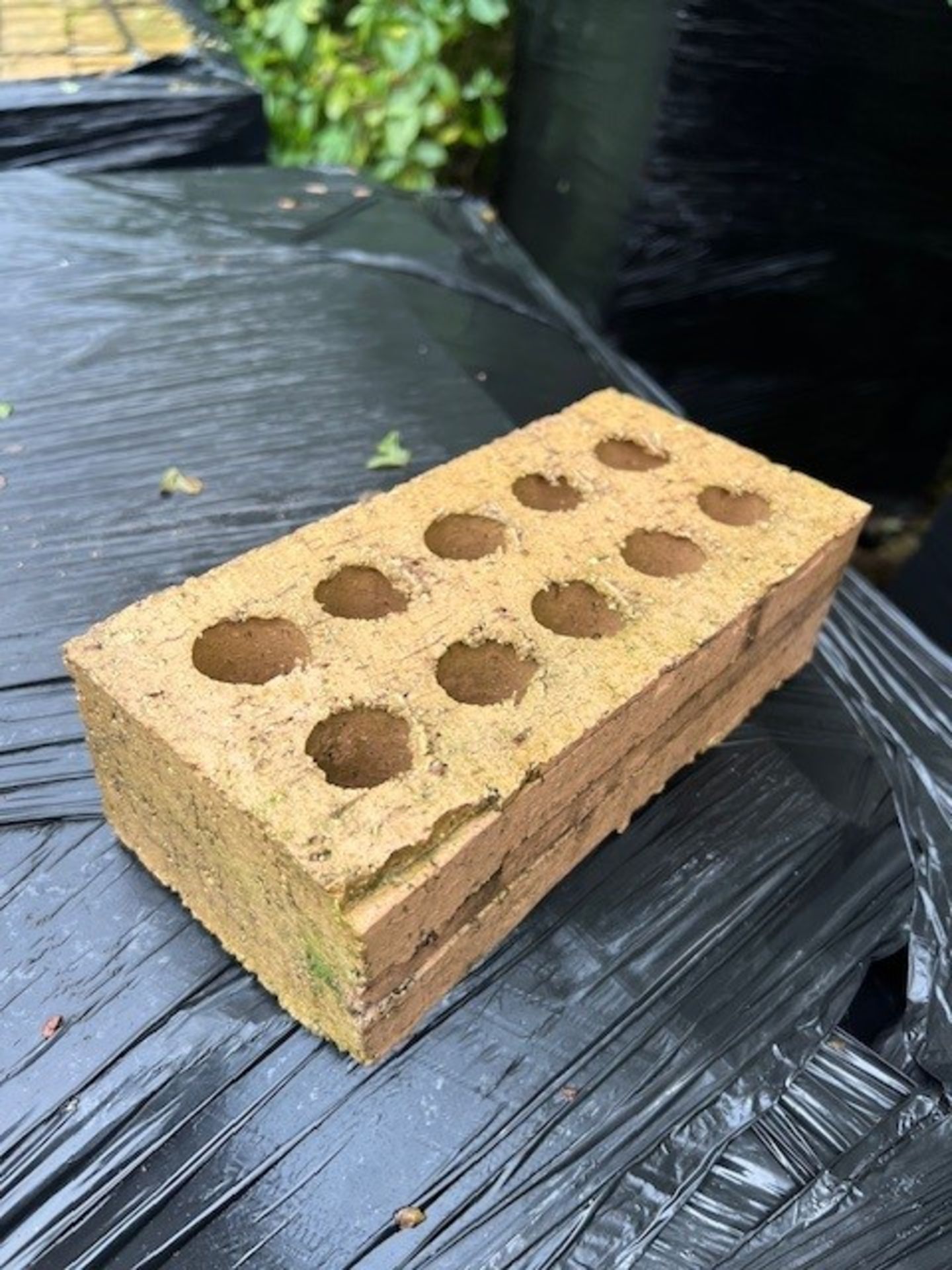 8 PALLETS CONTAINING 4000 BRICKS - Image 2 of 5