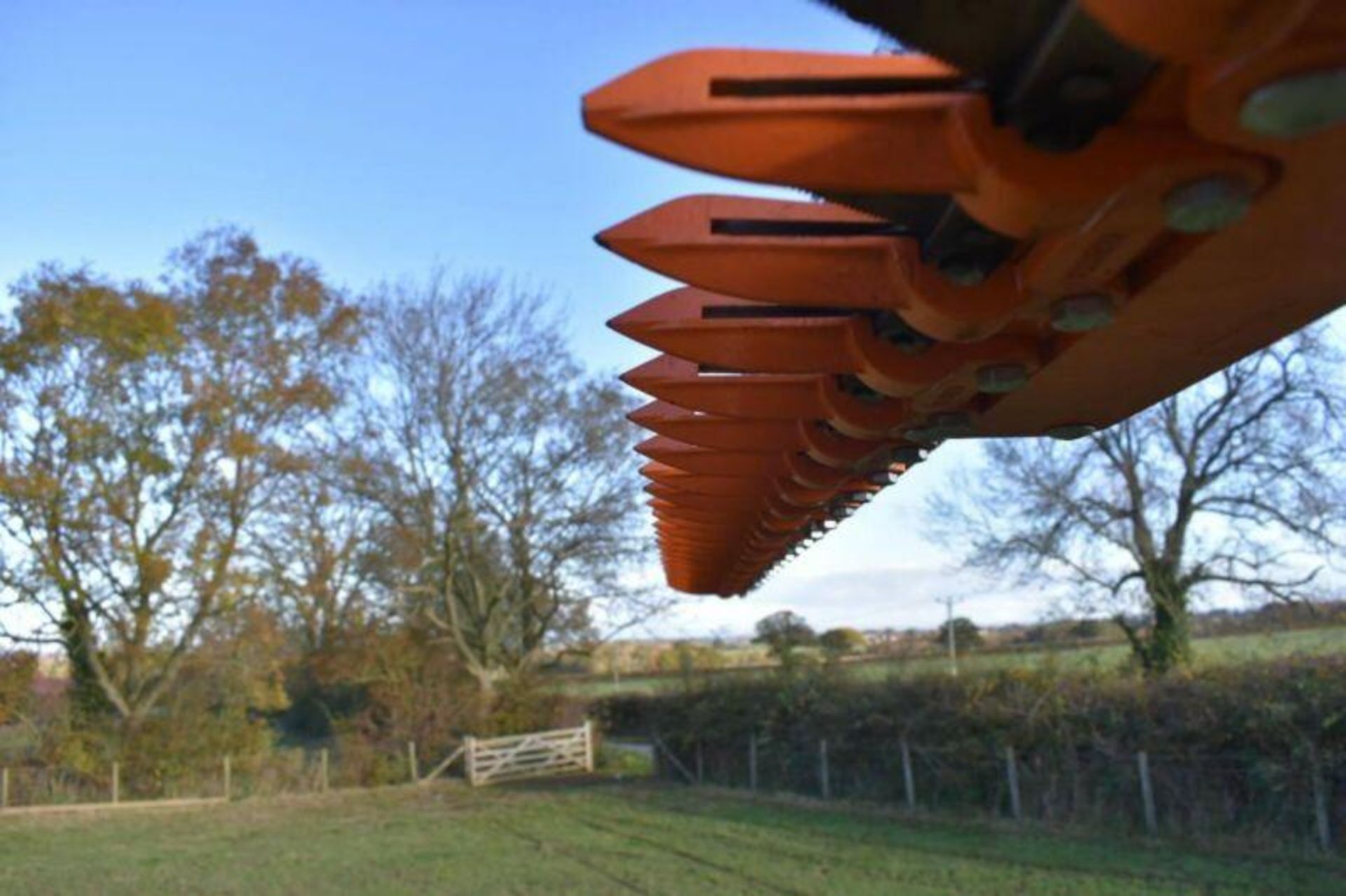 EFFICIENCY UNLEASHED: T190 FINGERBAR HEDGE CUTTER FOR FAST, CLEAN RESULTS - Image 5 of 12