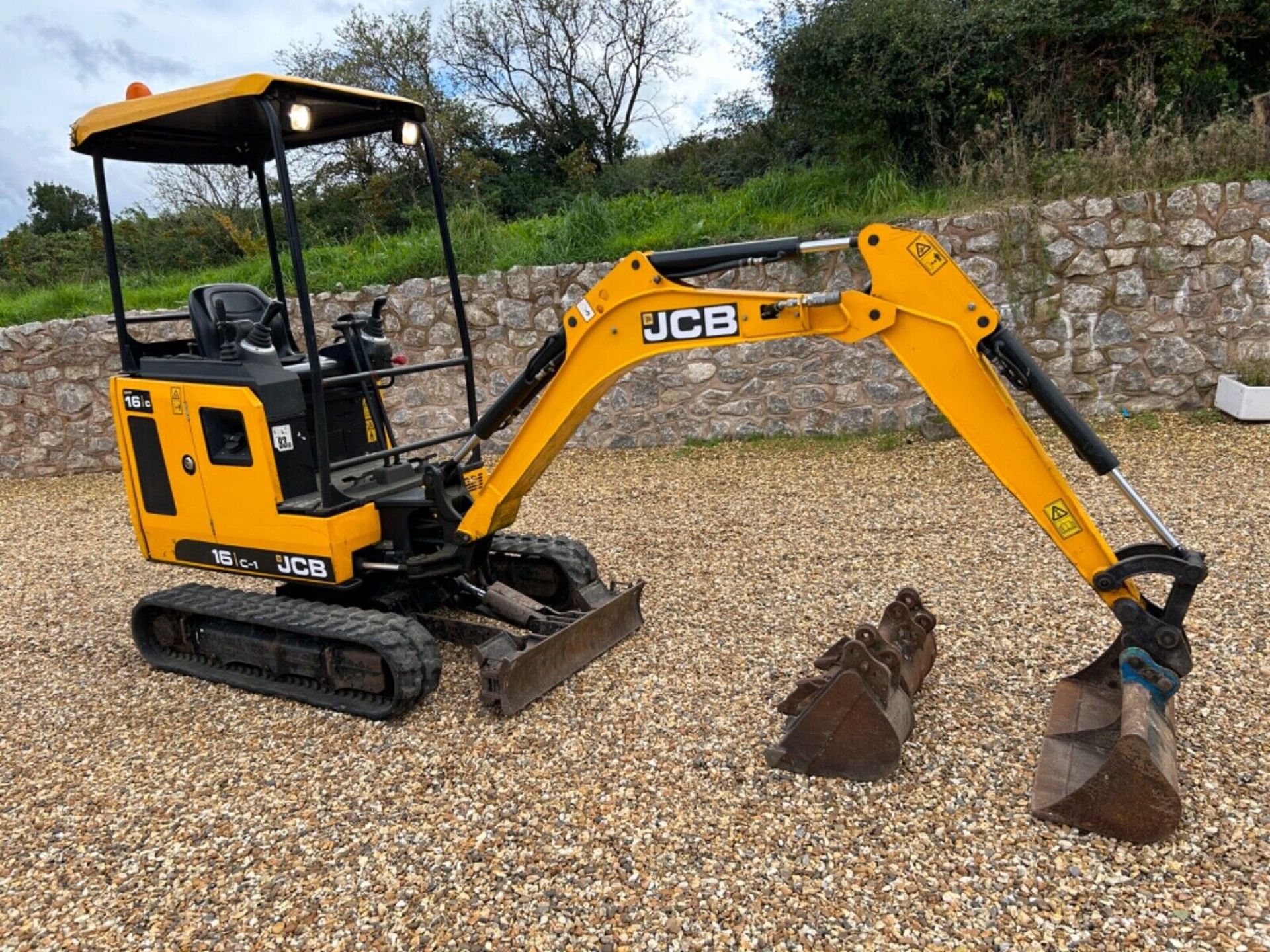 2020 JCB 16C: CHOICE OF HIGH-QUALITY MODERN DIGGER - Image 6 of 12