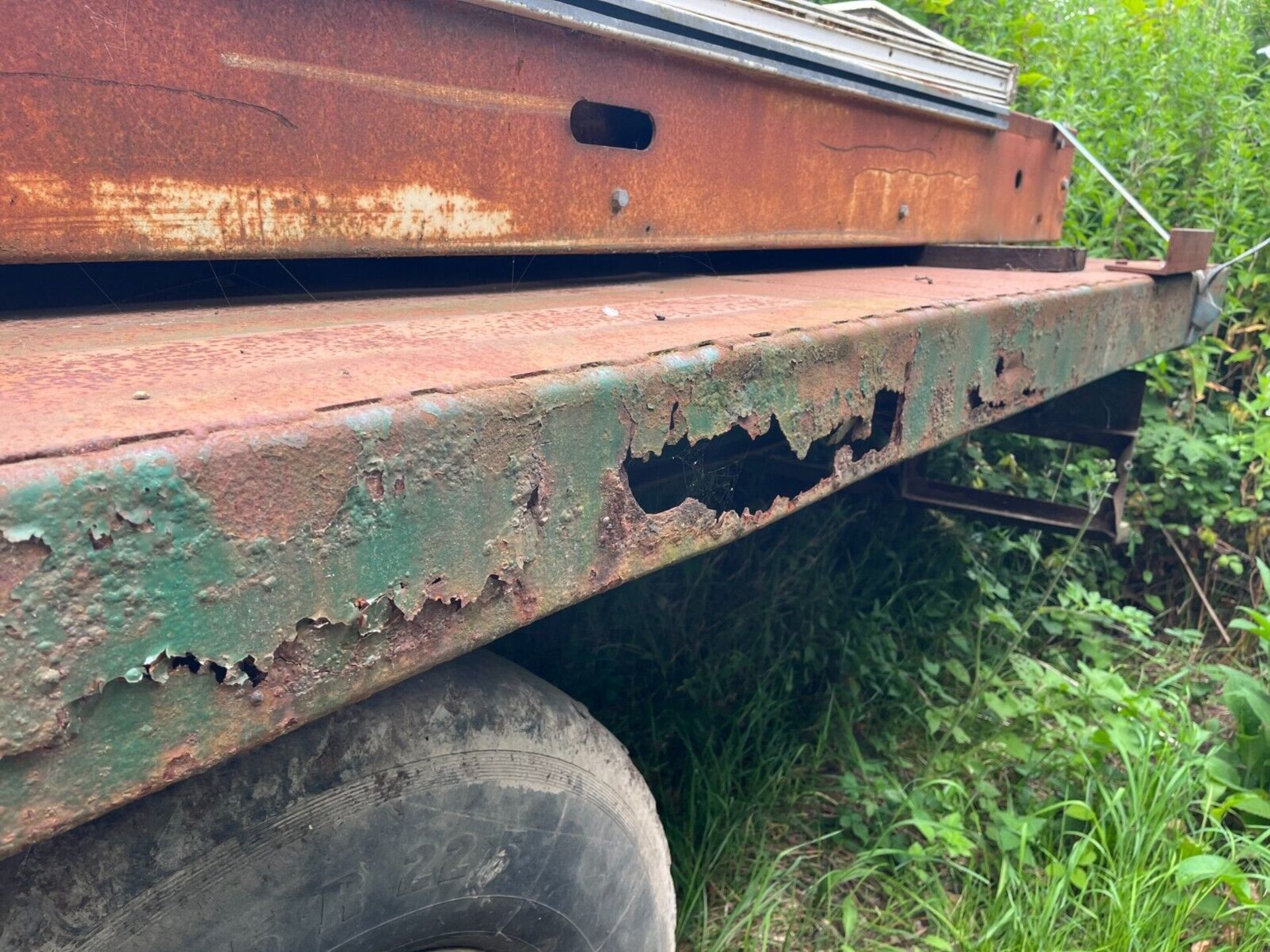 26 FOOT LONG FLAT BALE TRACTOR TRAILER AIR / HYDRAULIC BRAKES SPRUNG DRAWBAR - Image 7 of 11