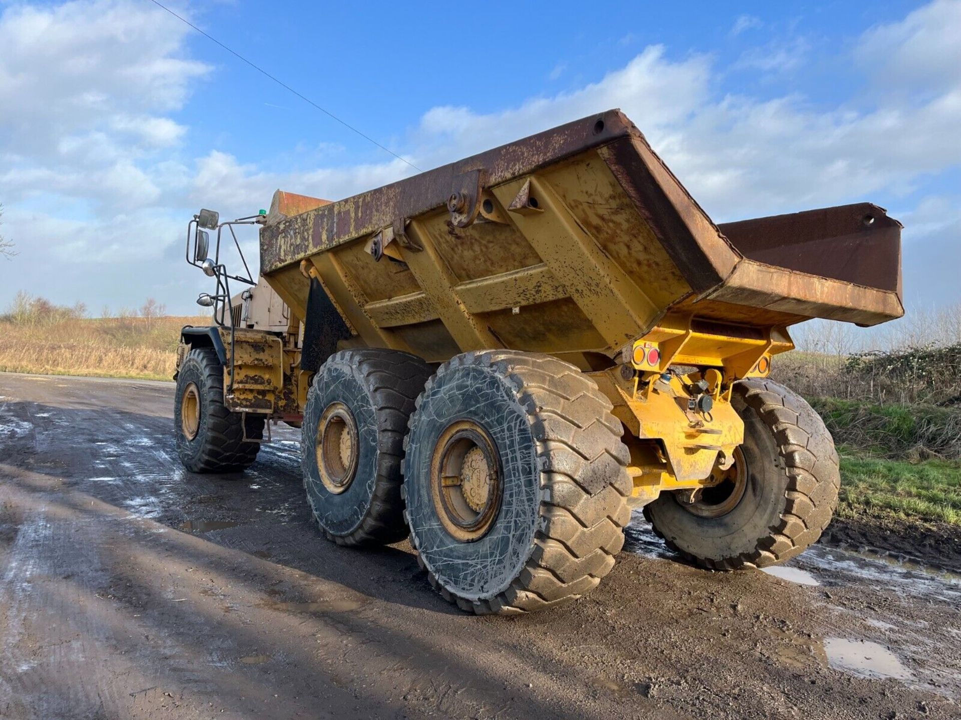 1999 BELL B40C 6X6 AWD DUMP TRUCK - Image 2 of 25