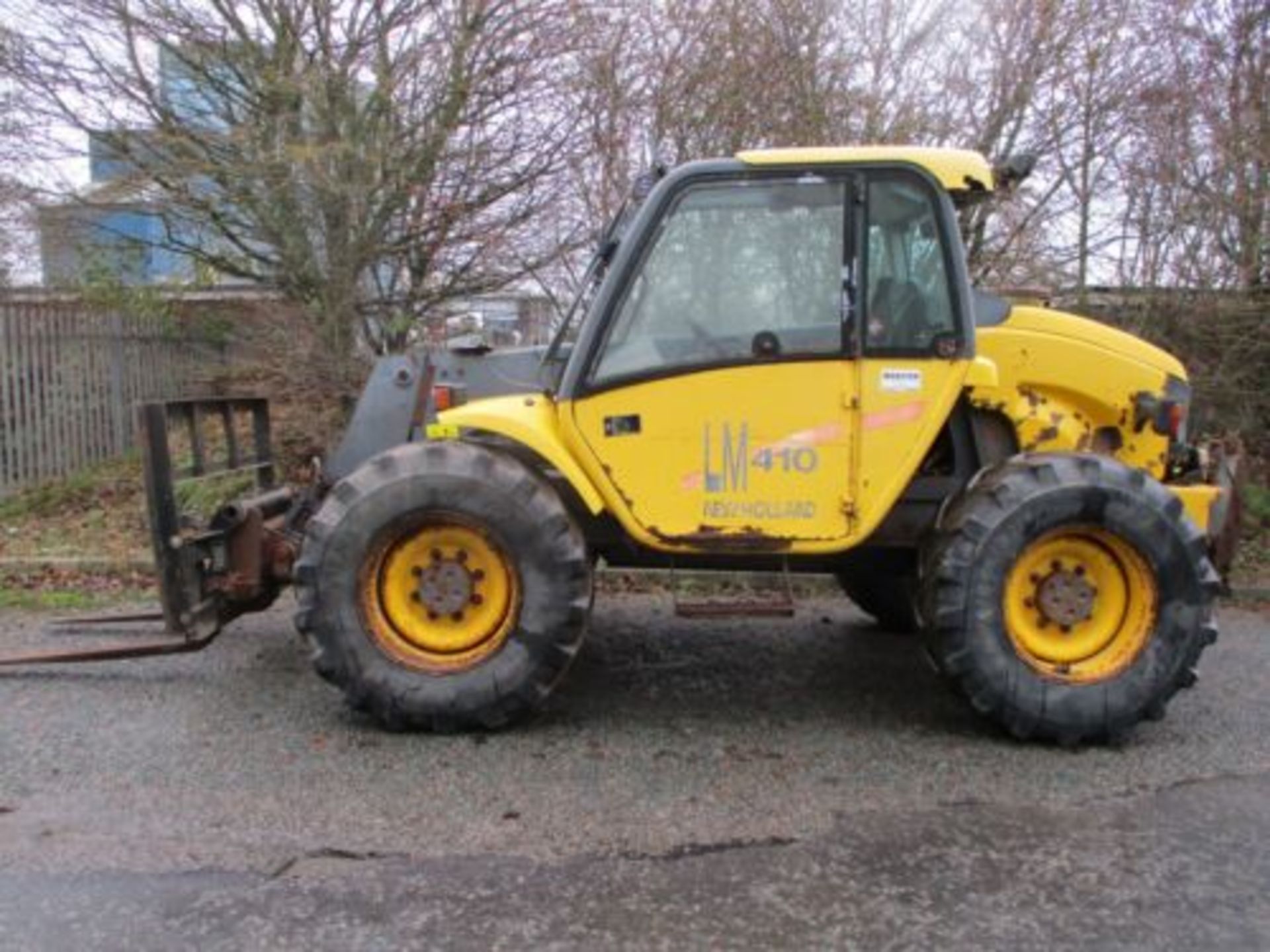 NEW HOLLAND LM410 TELEHANDLER: 2.8 TON LIFT - Image 3 of 8