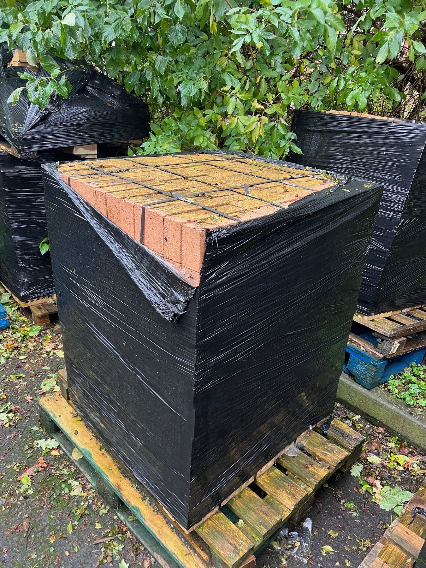 8 PALLETS CONTAINING 4000 BRICKS