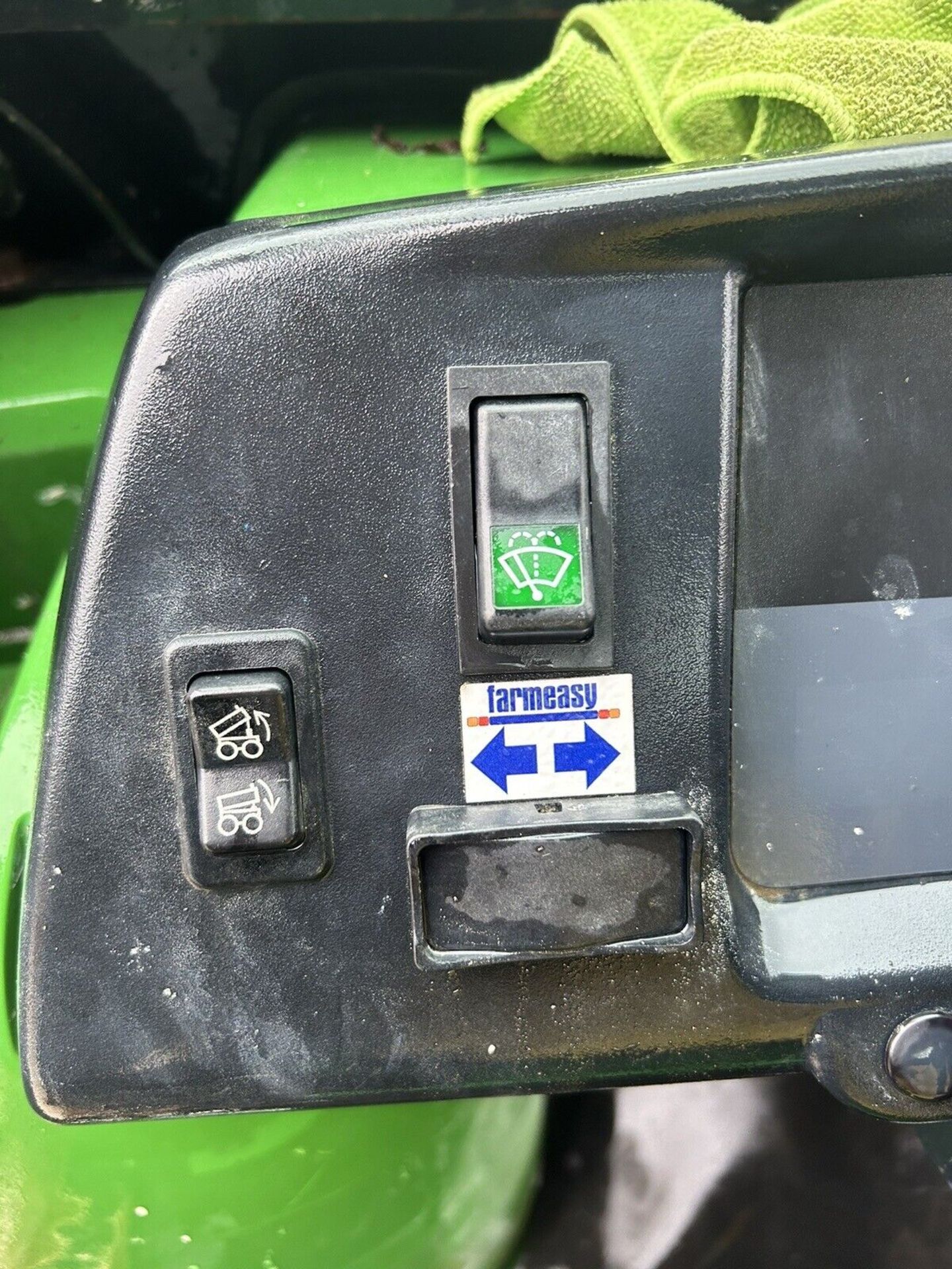 JOHN DEERE TE ELECTRIC GATOR 2011 - Image 7 of 9