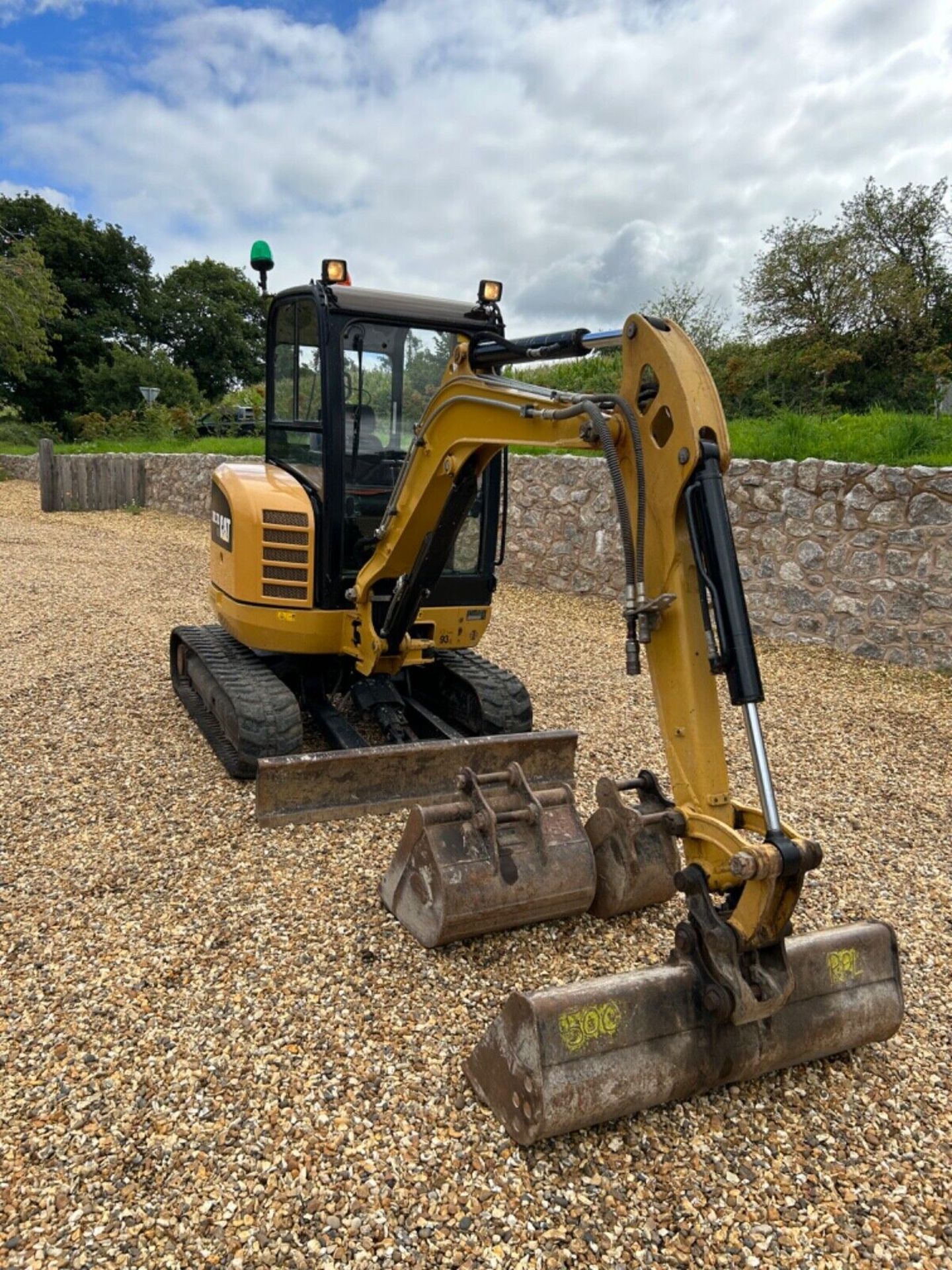 2015 CAT 302.7: COMPACT POWERHOUSE WITH LOW HOUR - Image 9 of 12