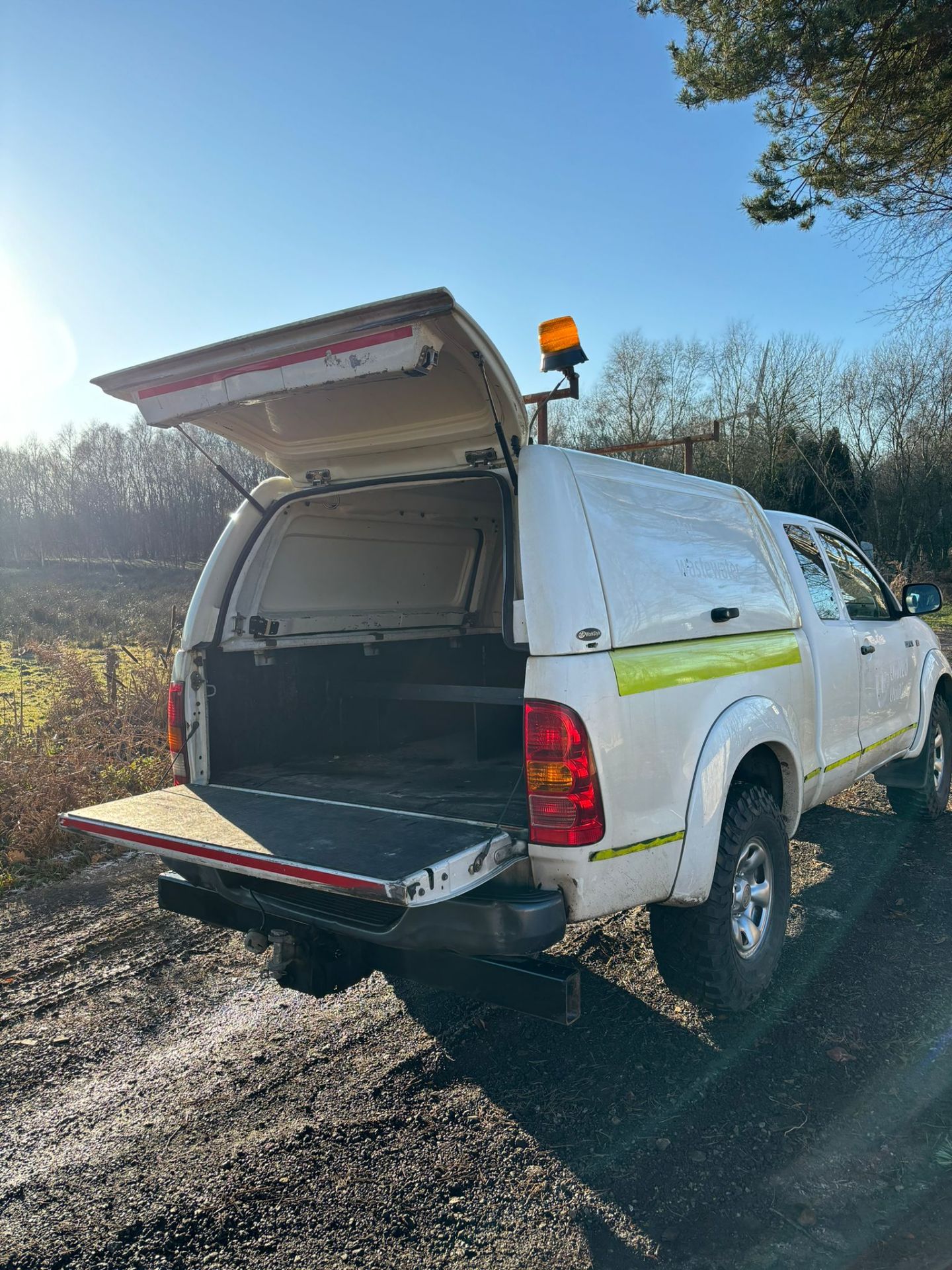 TOYOT HILUX 2011 KING CAB PICKUP TRUCK - Image 6 of 15