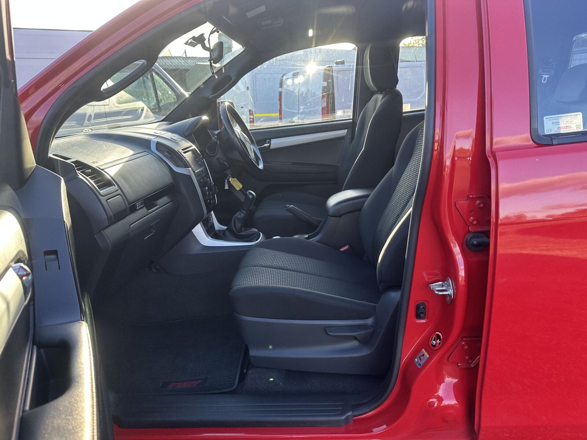 **(ONLY 82K MILEAGE)** SPECIAL EDITION STUNNER: 2019 ISUZU D-MAX FURY 4X4 BARGAIN - Image 6 of 15