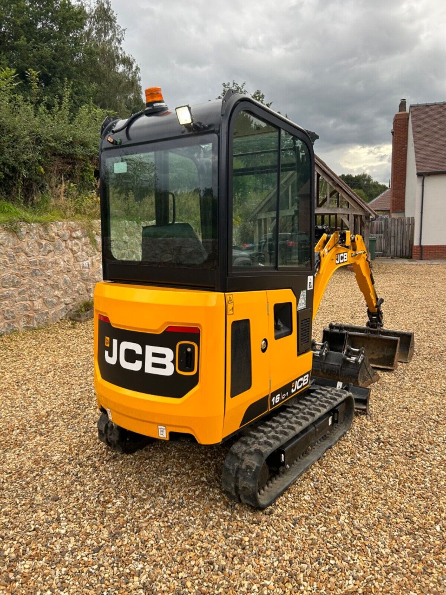 ALMOST NEW: 2022 JCB 16C-1 DIGGER WITH ONLY 160 HOURS - Image 8 of 15
