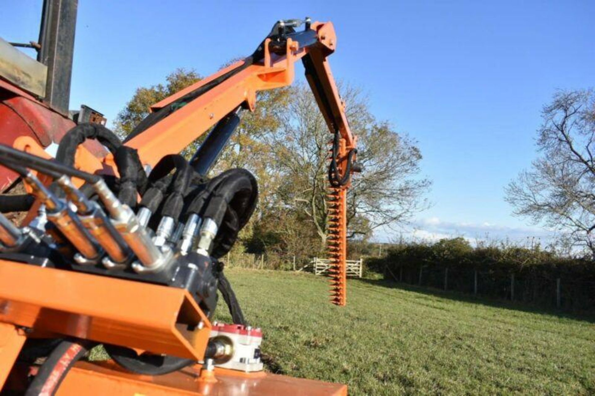 EFFICIENCY UNLEASHED: T190 FINGERBAR HEDGE CUTTER FOR FAST, CLEAN RESULTS - Image 9 of 12