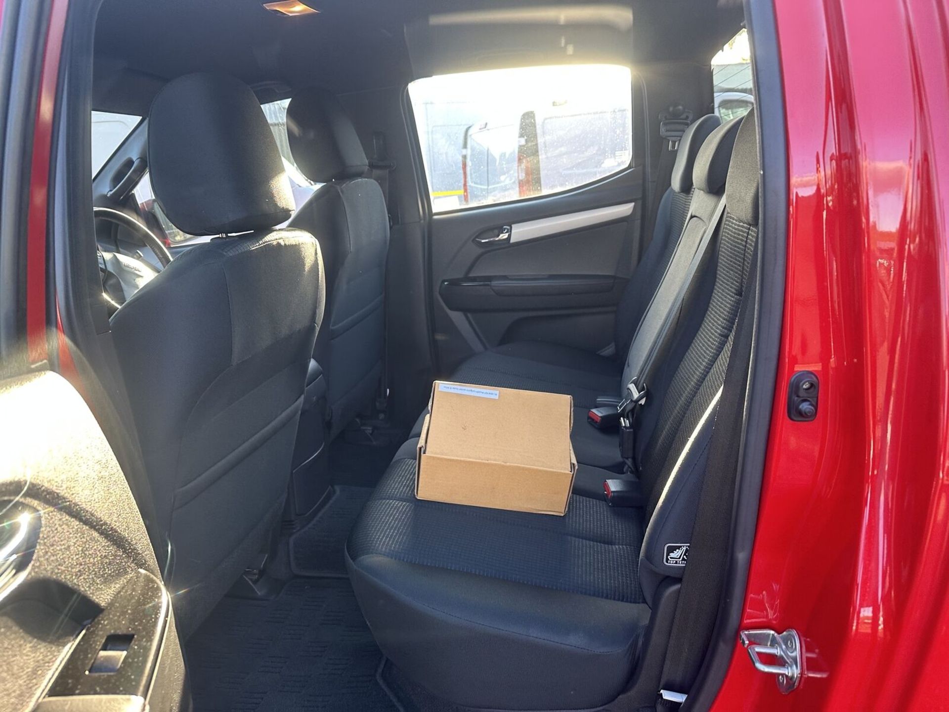 **(ONLY 82K MILEAGE)** SPECIAL EDITION STUNNER: 2019 ISUZU D-MAX FURY 4X4 BARGAIN - Image 4 of 15