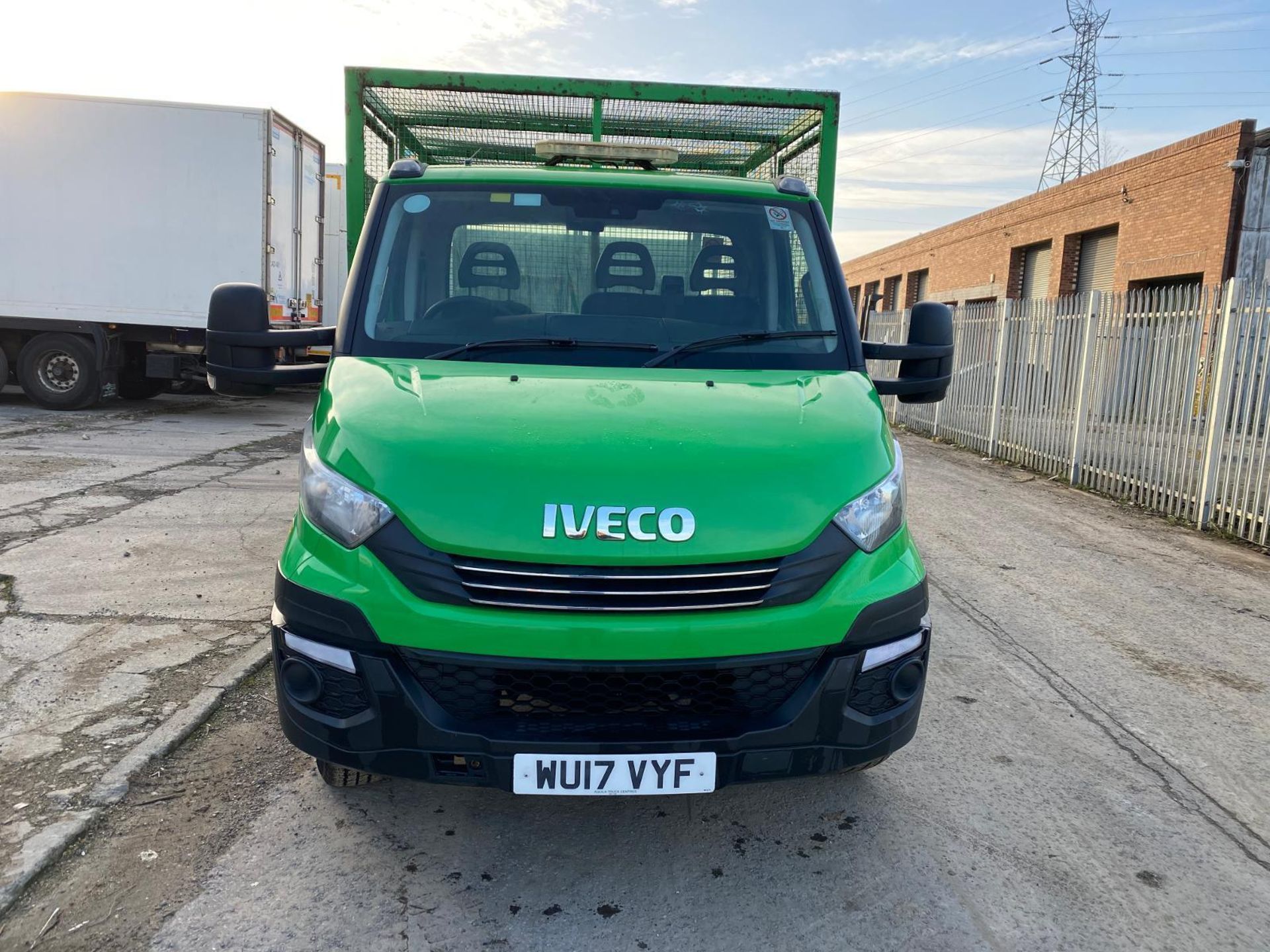 2017 IVECO DAILY 72C 180 7.2TON EURO6 CAGE FLATBED TRUCK WITH TAILLIFT - REQUIRES ATTENTION - Image 2 of 12