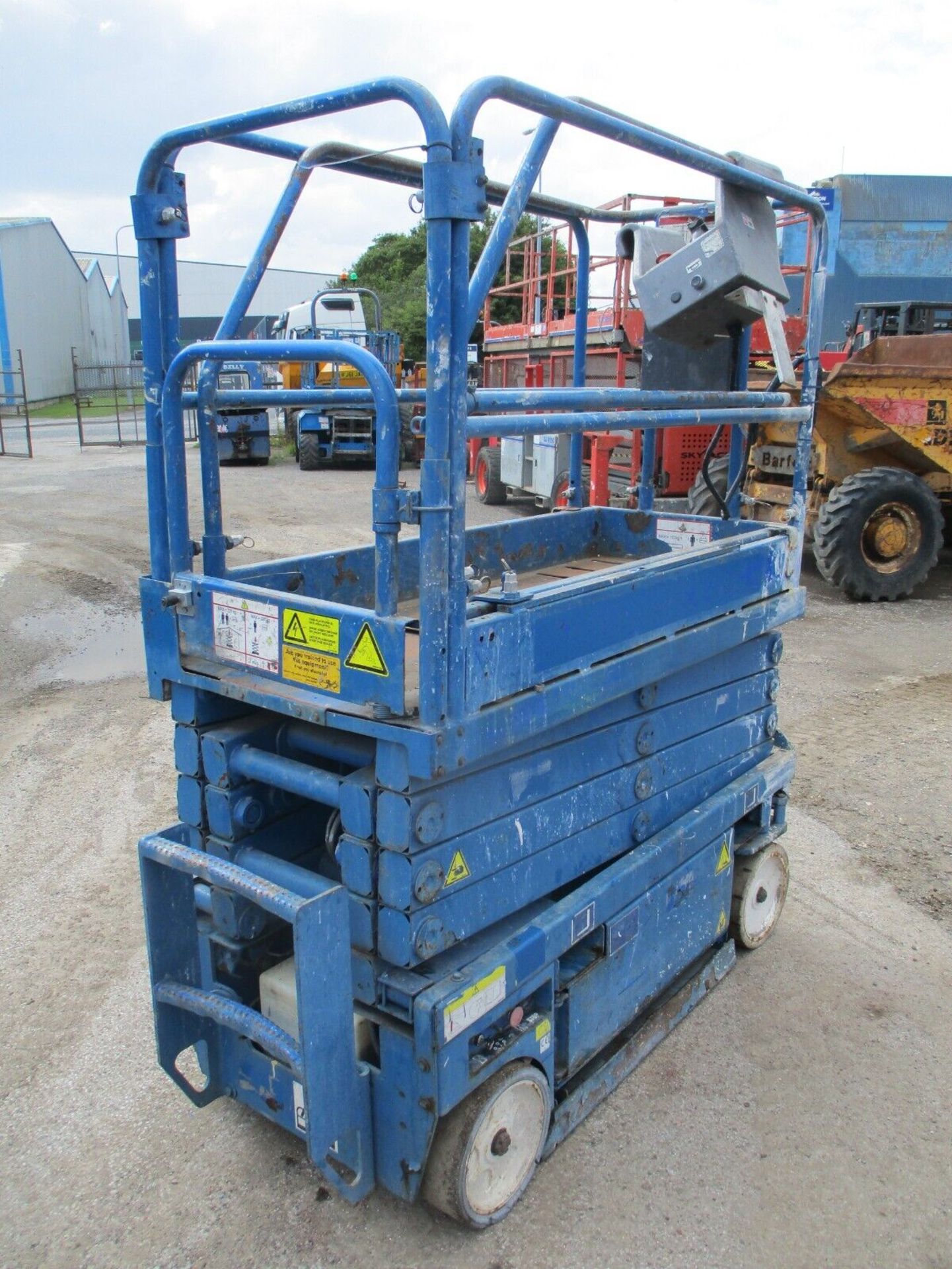 UPRIGHT MX19 SCISSOR LIFT ACCESS PLATFORM CHERRY PICKER GENIE 3219 SKYJACK - Image 8 of 12