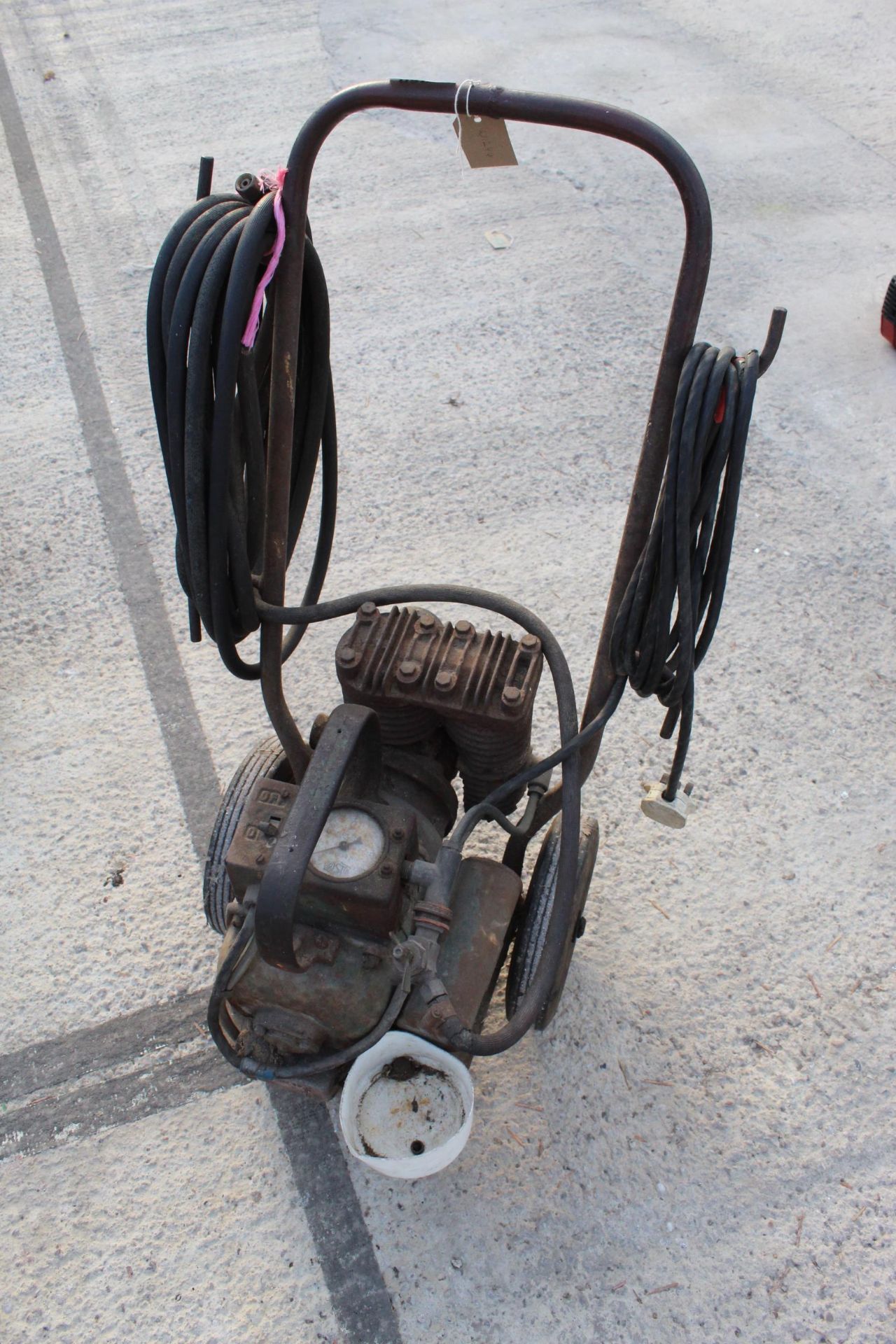 AIR COMPRESSOR ON TROLLEY WITH WHEELS WORKING - NO VAT