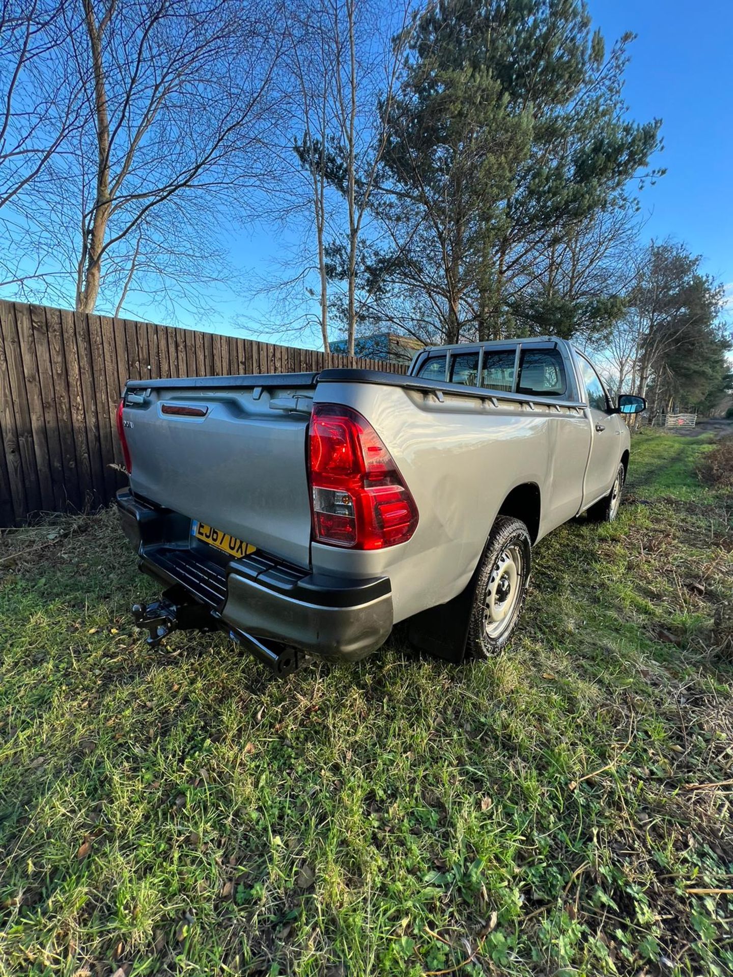 **(ONLY 98K MILEAGE)** 2017 TOYOTA HILUX SINGEL CAB - Image 15 of 17