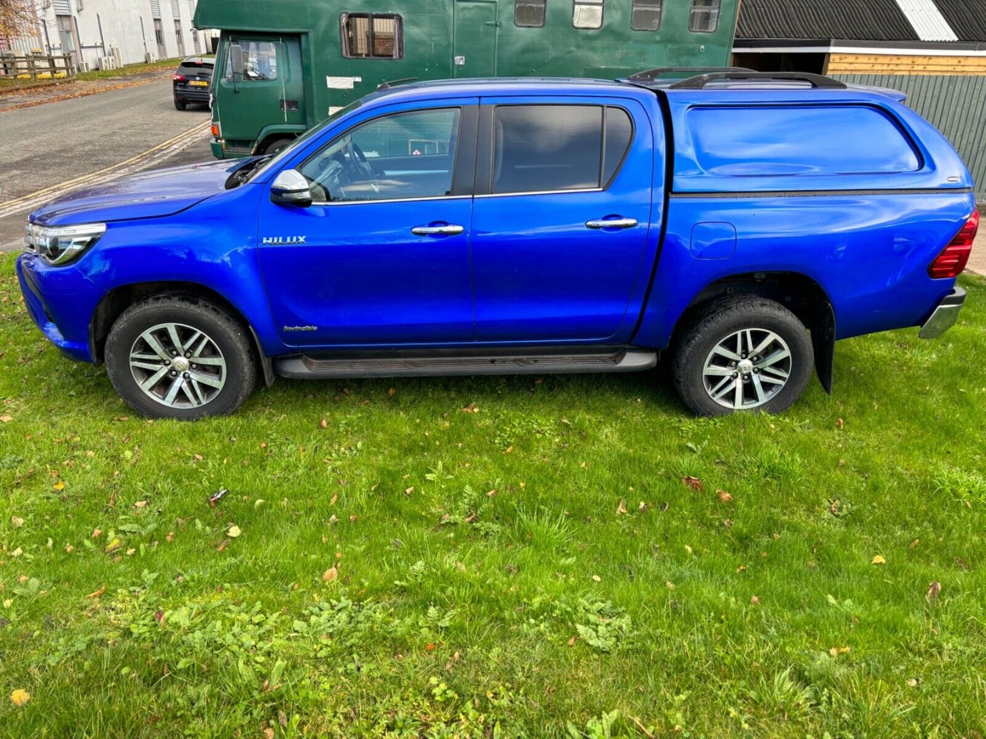 **(ONLY 78K MILEAGE)** ONE OWNER GEM: LOADED HILUX IN TOP CONDITION - Image 2 of 18