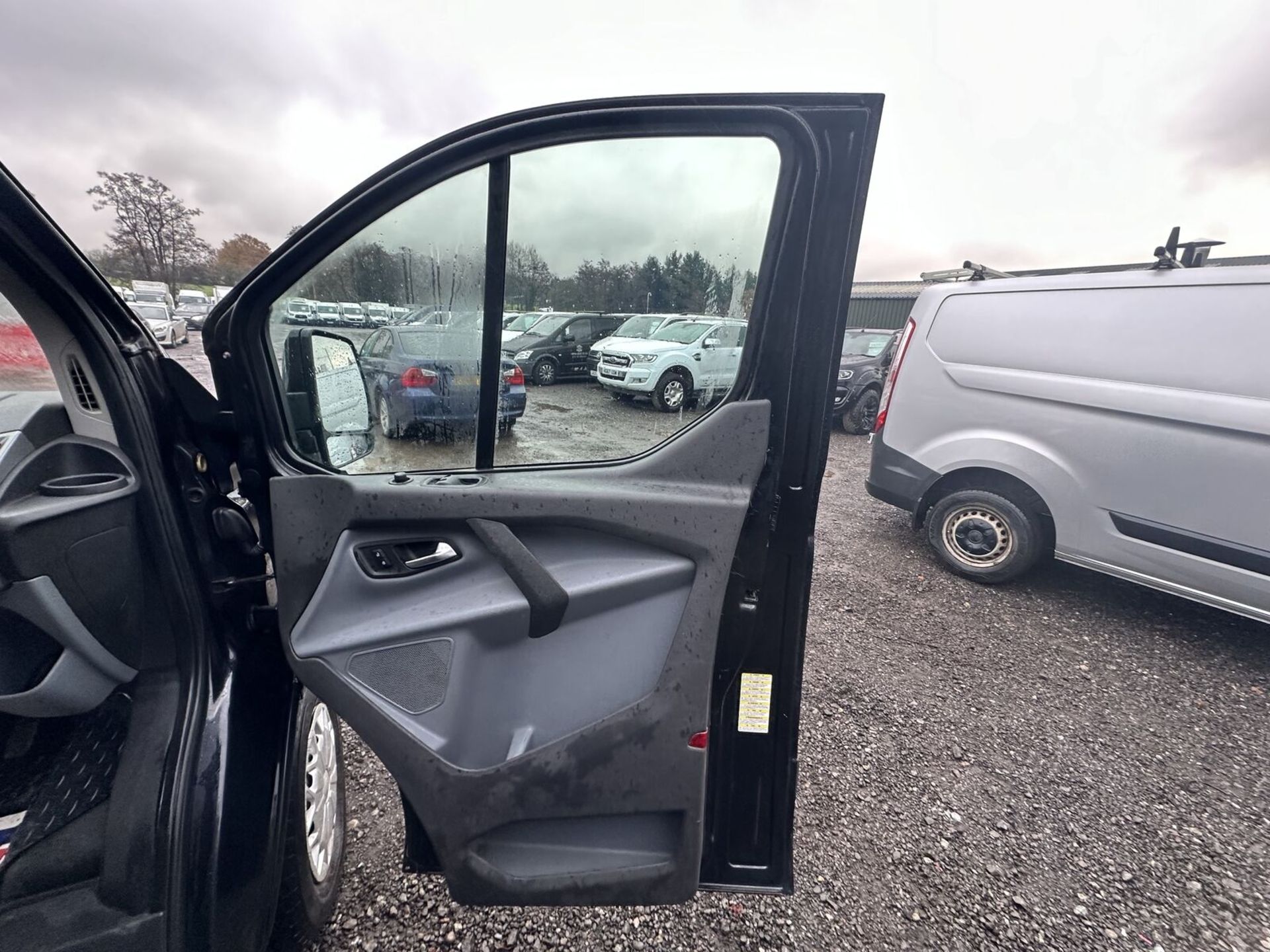 SLEEK BLACK PANEL VAN: 2015 FORD TRANSIT CUSTOM (NO VAT ON HAMMER) - Image 7 of 15