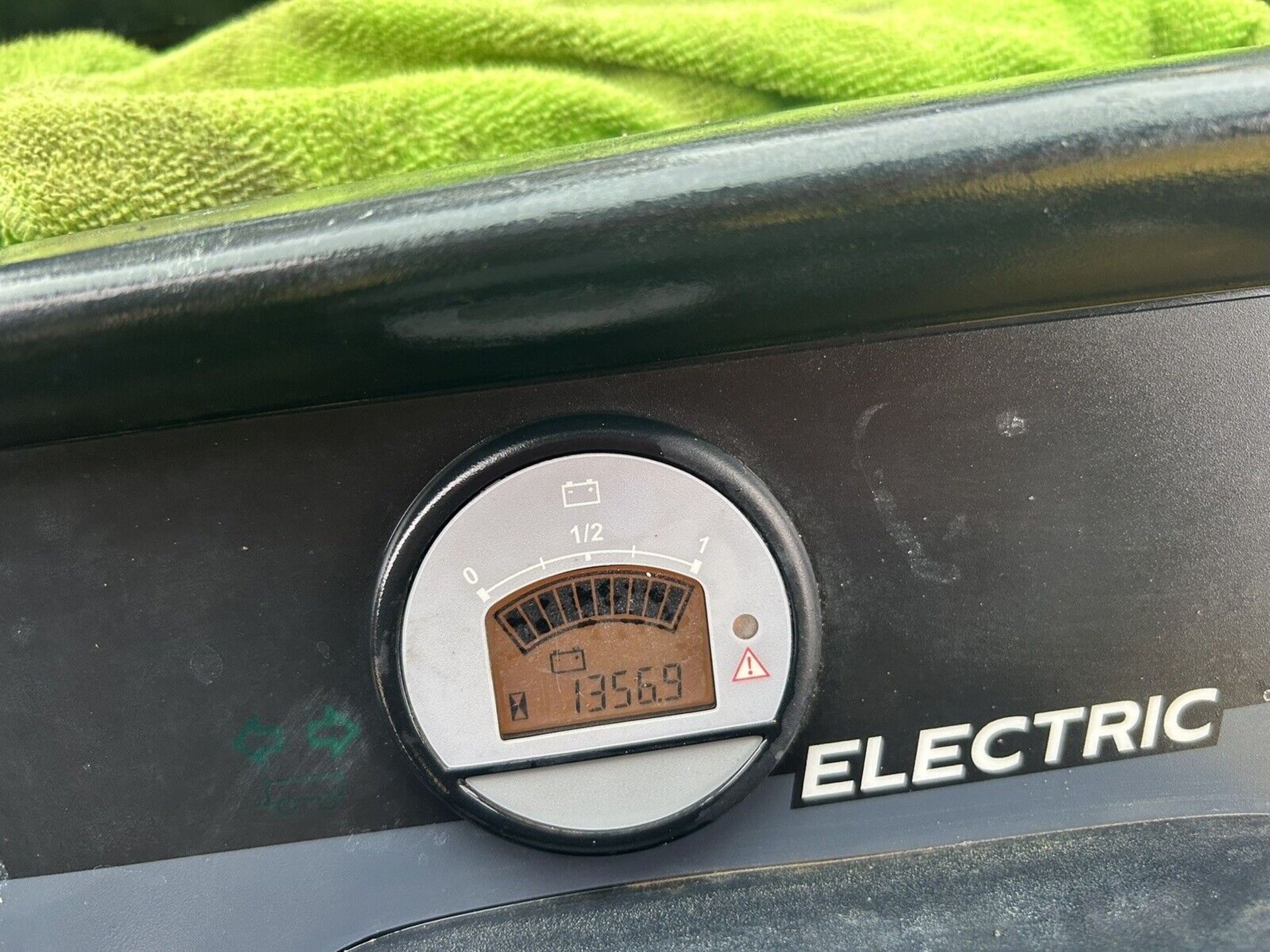 JOHN DEERE TE ELECTRIC GATOR 2011 - Image 8 of 9