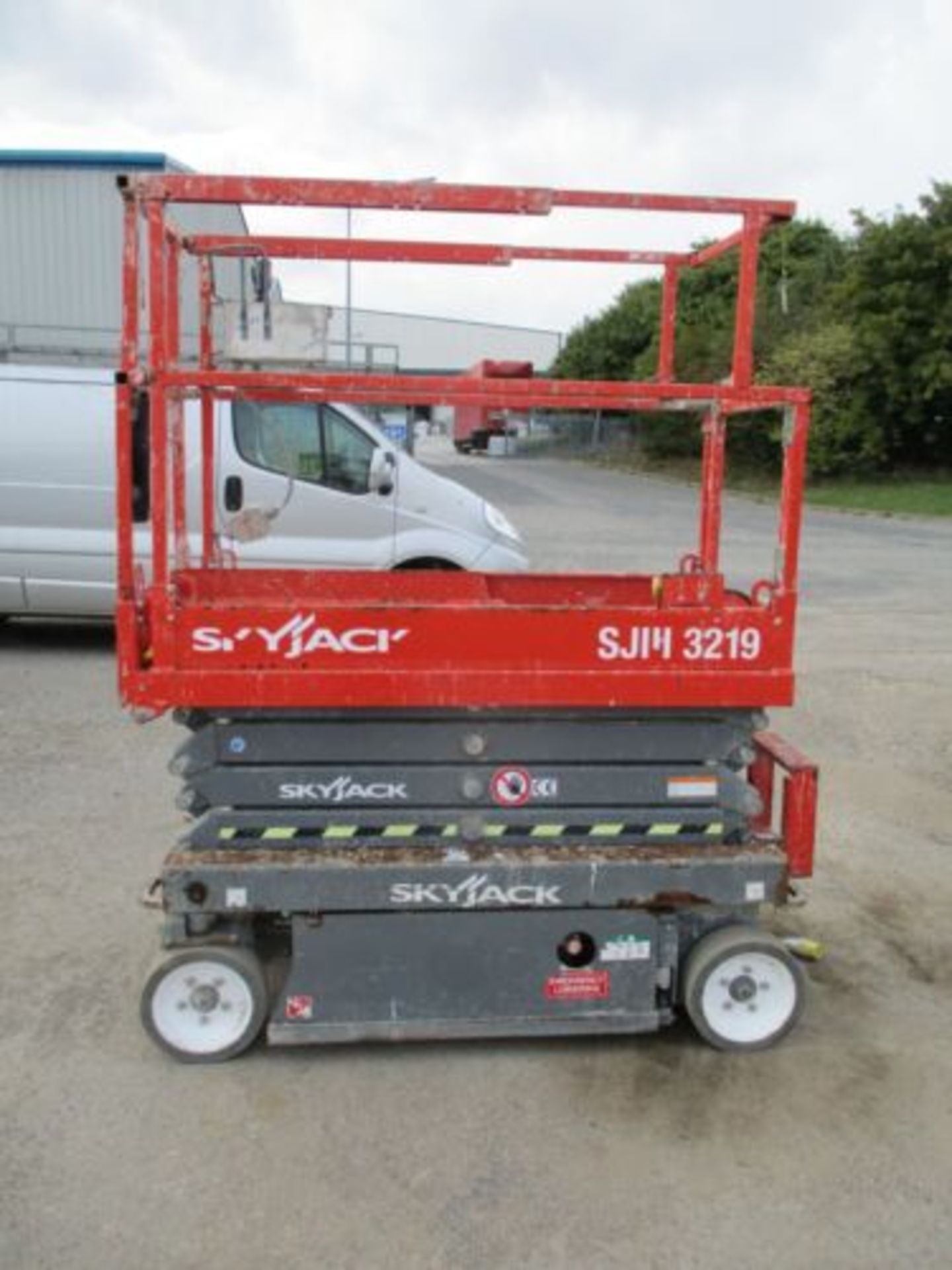 SKYJACK CHERRY PICKER (2016): BATTERY-POWERED