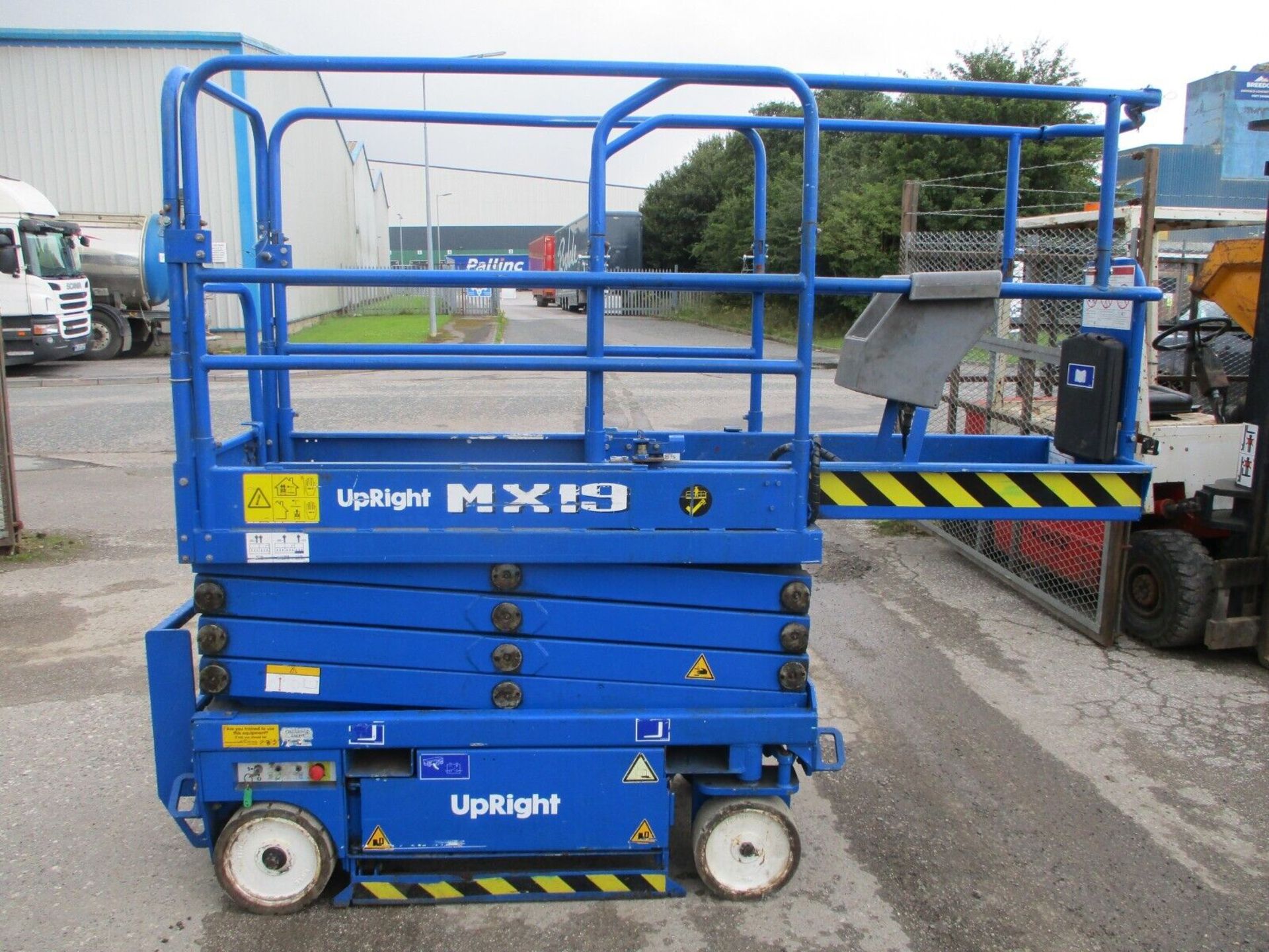 2007 UPRIGHT MX19 SCISSOR LIFT ACCESS PLATFORM CHERRY PICKER GENIE 3219 SKYJACK - Image 3 of 11