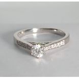 0.35CT DIAMOND ENGAGEMENT RING DIAMOND SHOULDERS IN GIFT BOX WITH VALUATION CERTIFICATE OF £1750