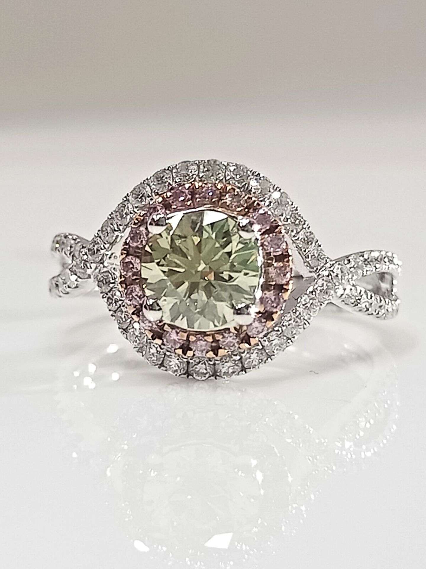 EXQUSITE 1.36CT GREEN/PINK/WHITE DIAMOND HALLO SET ENGAGEMENT RING + VALUATION CERT OF £12995