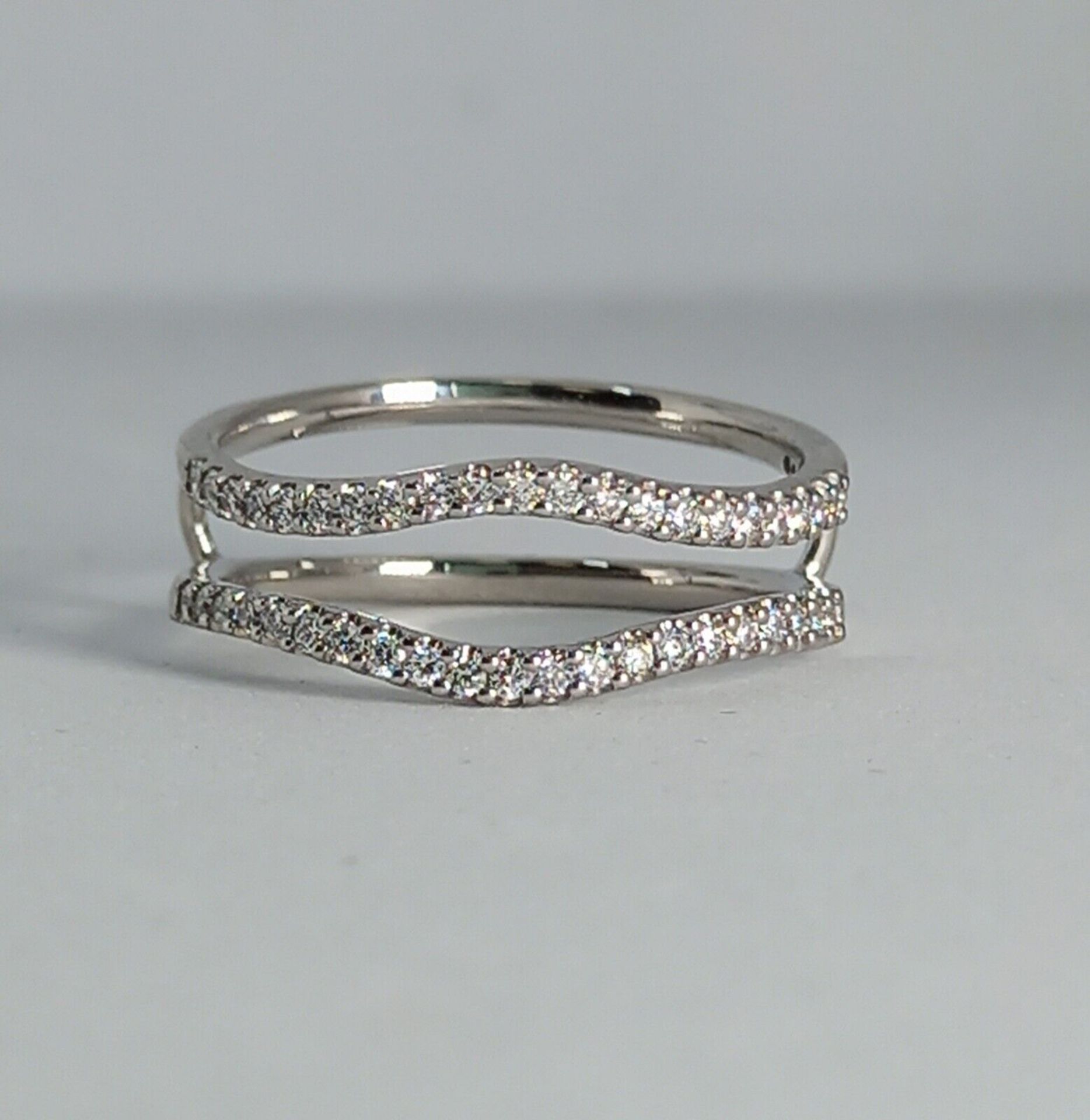 TWIN ROW DIAMOND PLATINUM WEDDING BAND/WHITE GOLD IN GIFT BOX WITH VALUATION CERTIFICATE OF £2995 - Image 2 of 3