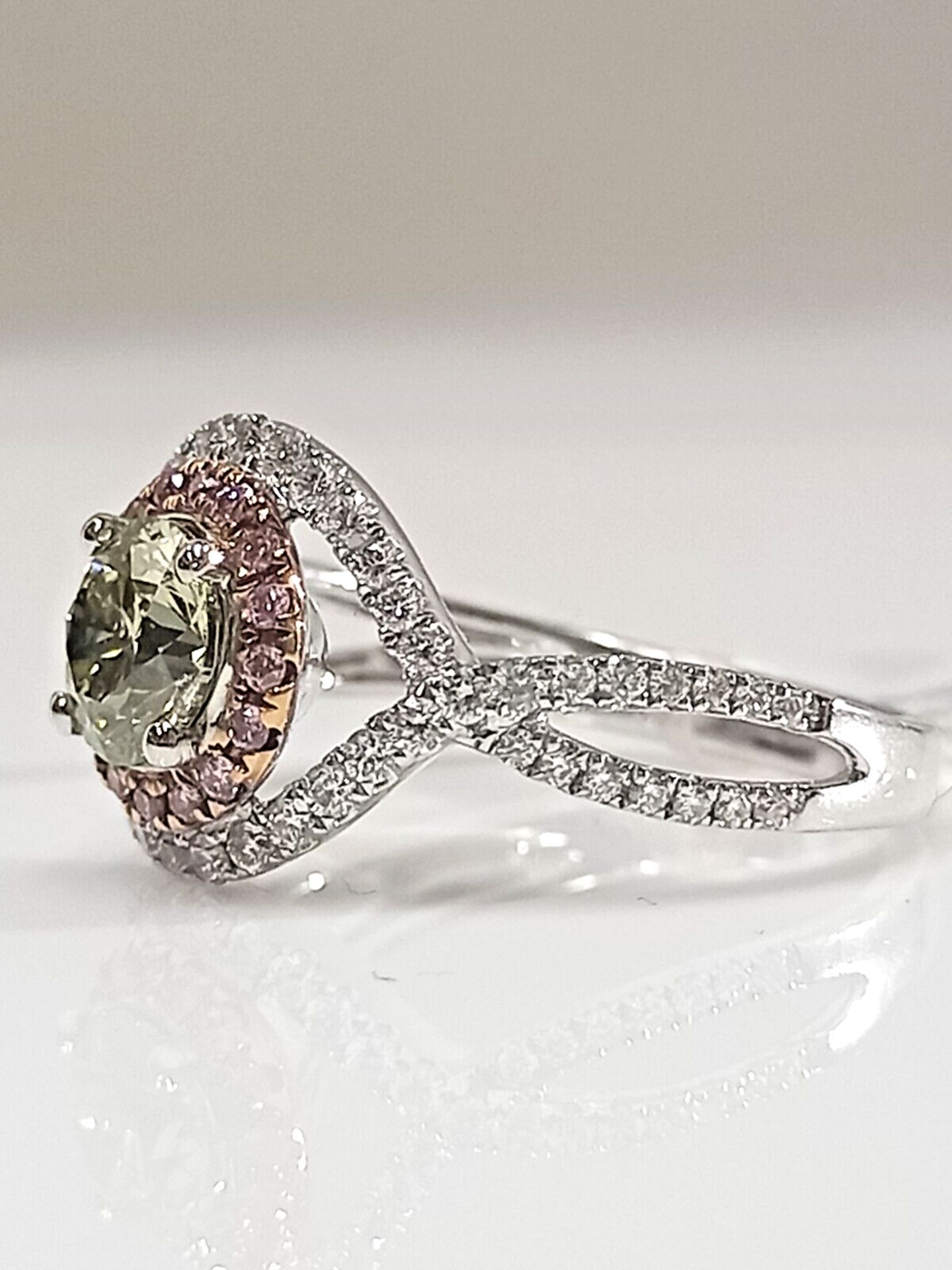 EXQUSITE 1.36CT GREEN/PINK/WHITE DIAMOND HALLO SET ENGAGEMENT RING + VALUATION CERT OF £12995 - Image 2 of 9