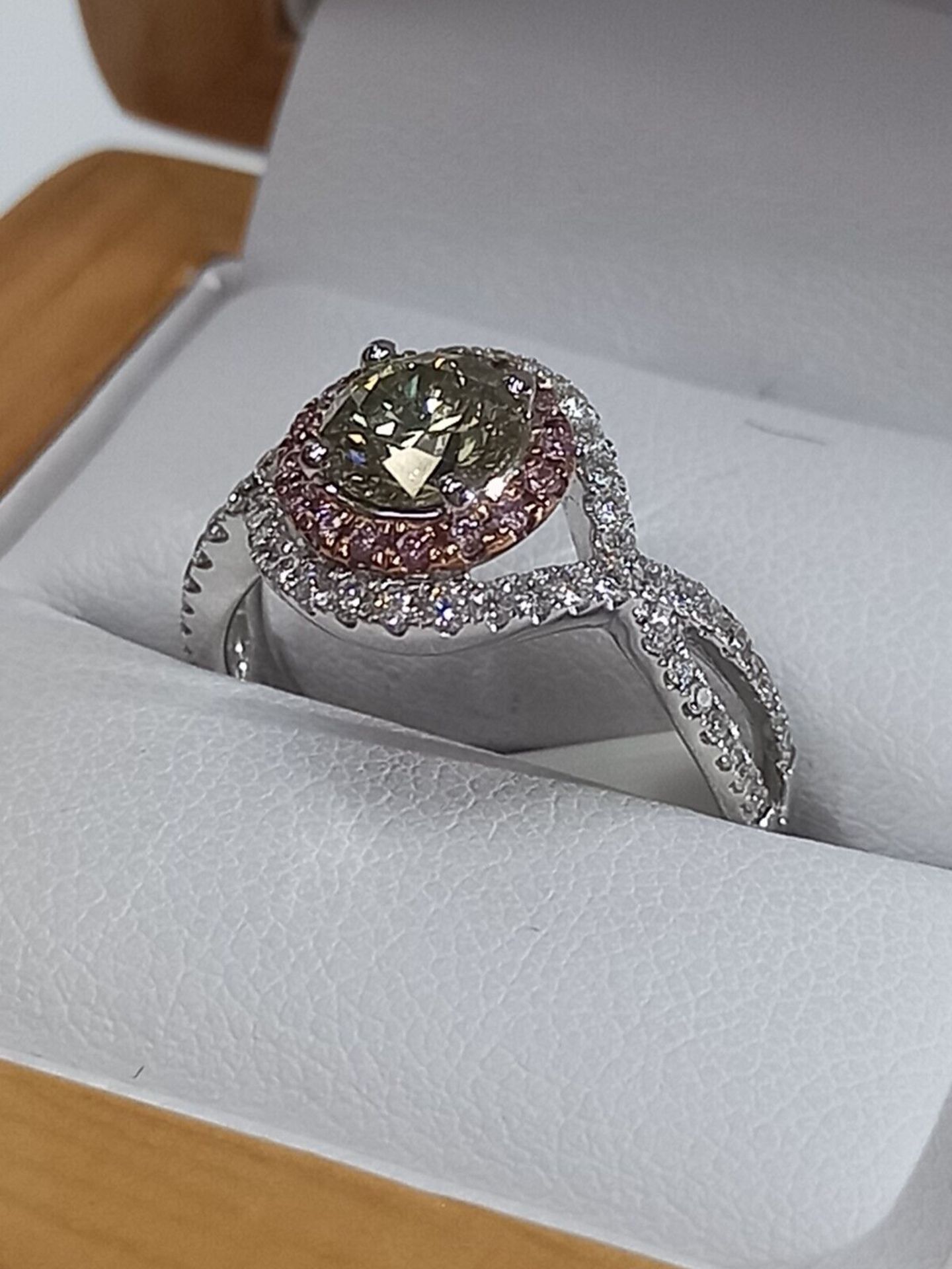 EXQUSITE 1.36CT GREEN/PINK/WHITE DIAMOND HALLO SET ENGAGEMENT RING + VALUATION CERT OF £12995 - Image 6 of 9