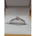 0.25CT DIAMOND ENGAGEMENT RING IN GIFT BOX WITH VALUATION CERTIFICATE OF £1195
