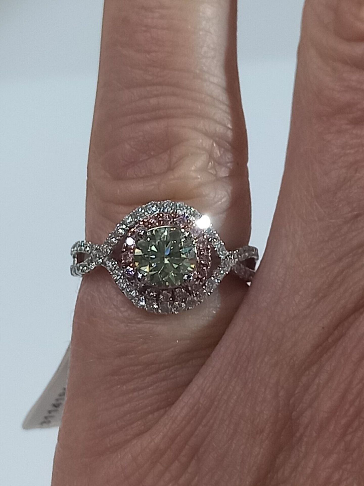 EXQUSITE 1.36CT GREEN/PINK/WHITE DIAMOND HALLO SET ENGAGEMENT RING + VALUATION CERT OF £12995 - Image 7 of 9