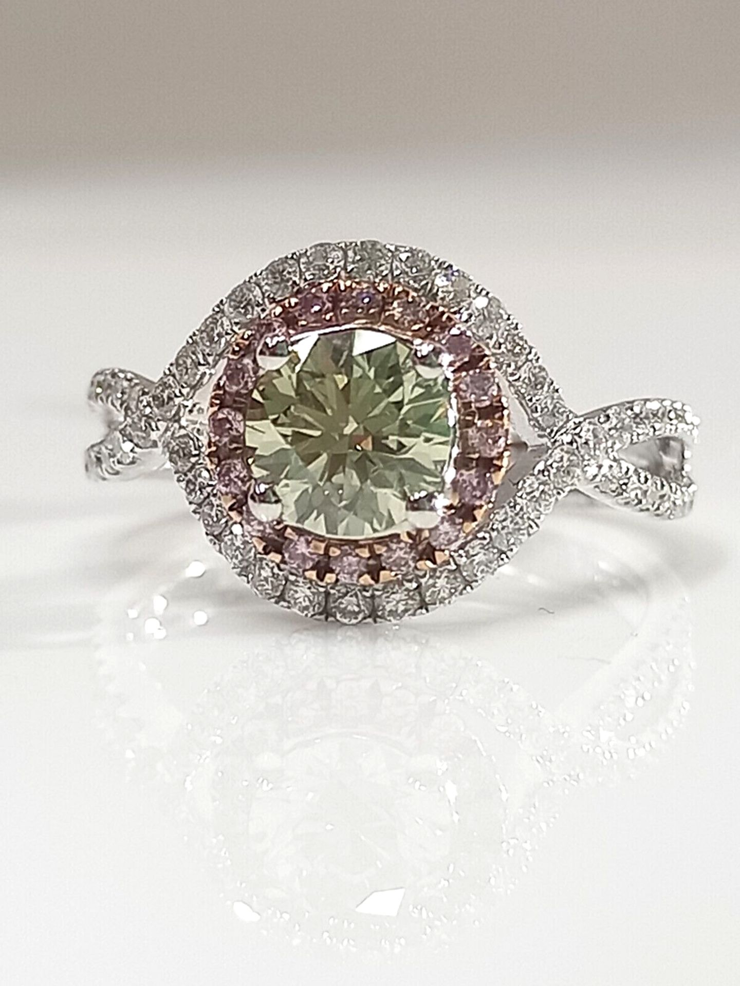 EXQUSITE 1.36CT GREEN/PINK/WHITE DIAMOND HALLO SET ENGAGEMENT RING + VALUATION CERT OF £12995 - Image 3 of 9