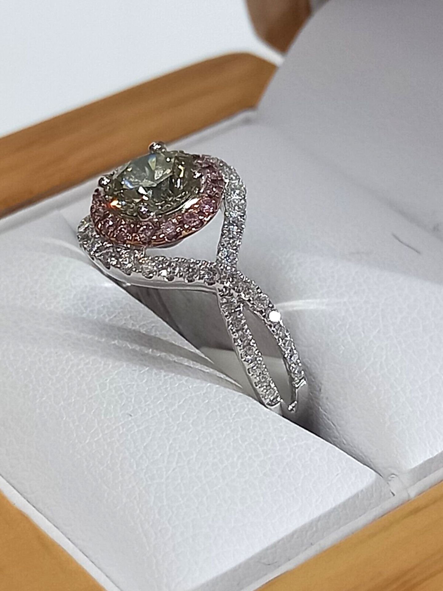 EXQUSITE 1.36CT GREEN/PINK/WHITE DIAMOND HALLO SET ENGAGEMENT RING + VALUATION CERT OF £12995 - Image 5 of 9