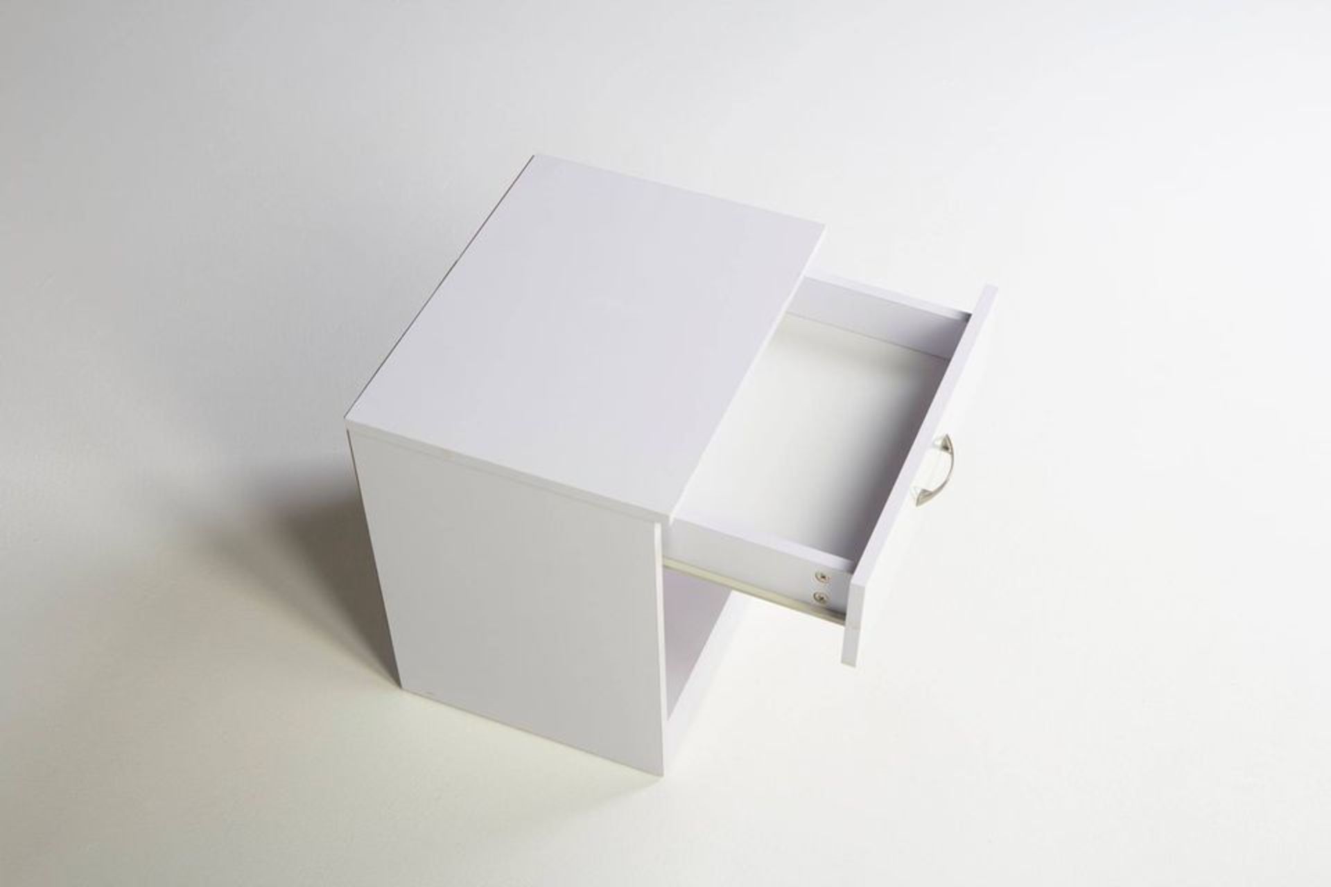 PAIR OF WHITE SINGLE DRAWER BEDSIDES WITH HIGH GLOSS DRAWER FRONTS - Image 4 of 4