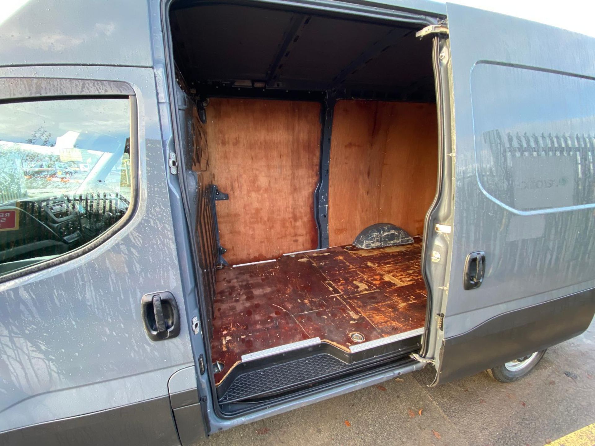 FIRST-CLASS WORKHORSE: '17 IVECO DAILY, LOW MILES, EURO6 - Image 8 of 13