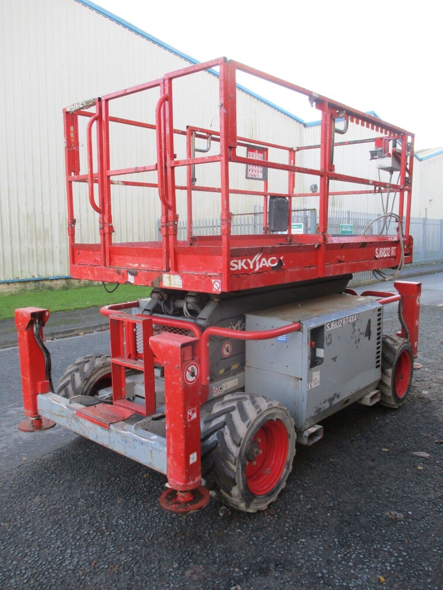 LEVELLING LEGACY: SKYJACK SJ6832'S STURDY 3770KG FRAME - Image 10 of 13