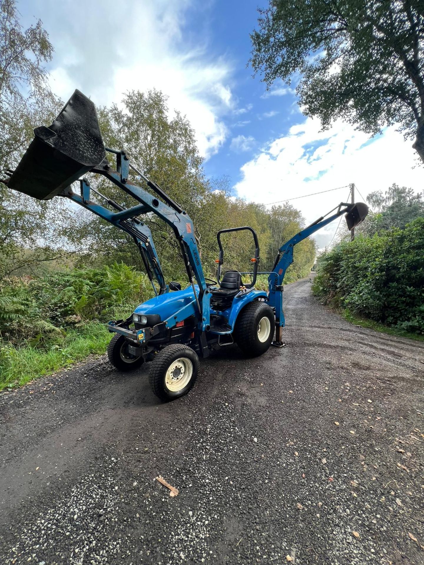 NEW HOLLAND TC27D BACK LOADER, SPOOL VALVE, ROLL PTO - Image 2 of 23