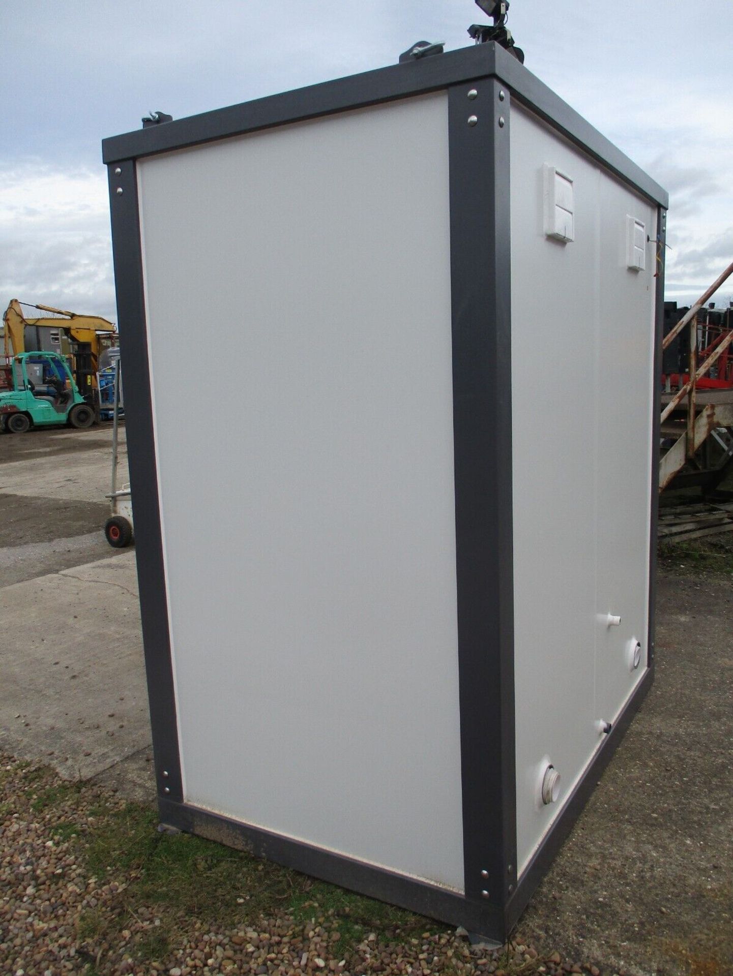 COMPACT COMFORT: 2.15M X 1.3M SHIPPING CONTAINER TOILET OASIS - Image 5 of 9